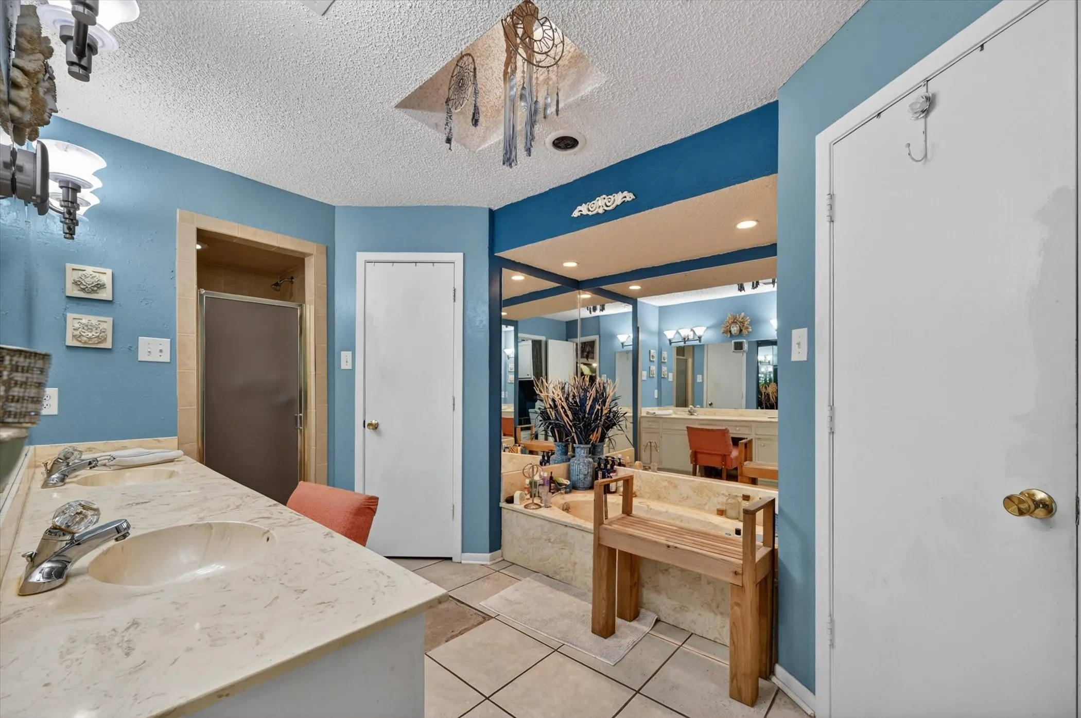 Single Family Residence For Sale in Dallas County , 10015 Chimney Hill Lane, Dallas, Texas 75243, 4 Bedroom, 3 Bathroom, 2 Garage spaces, 2,578 Sqft, built in 1979, mls#21285854, Real Estate Agent in Dallas, Homes For Sale in Dallas county, Homes For Sale in Dallas, Realtor in Dallas Texas, Real Estate Brokerage Independent Realty Texas, Luminita Cordes Realtor
