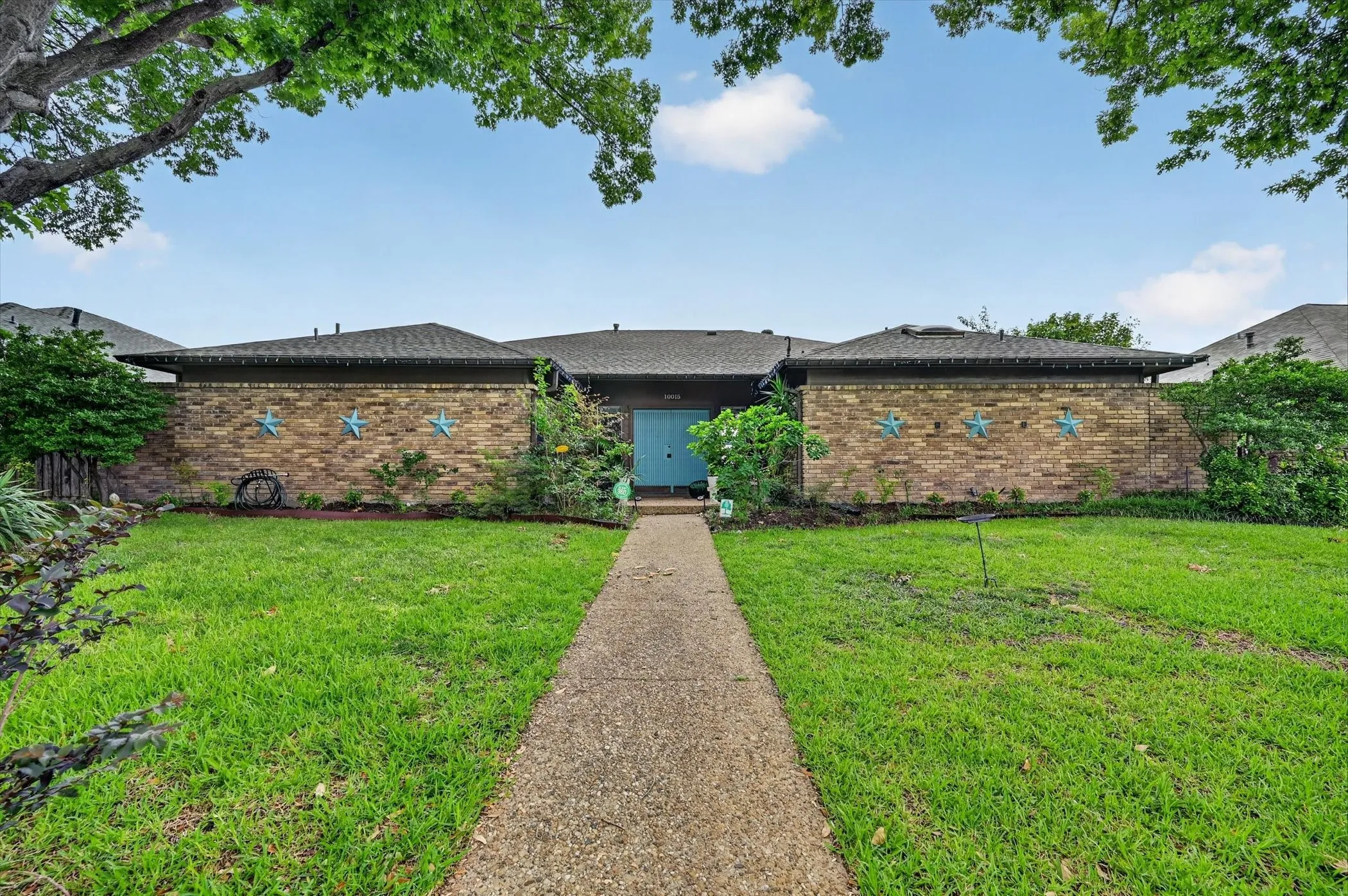 Single Family Residence For Sale in Dallas County , 10015 Chimney Hill Lane, Dallas, Texas 75243, 4 Bedroom, 3 Bathroom, 2 Garage spaces, 2,578 Sqft, built in 1979, mls#21285854, Real Estate Agent in Dallas, Homes For Sale in Dallas county, Homes For Sale in Dallas, Realtor in Dallas Texas, Real Estate Brokerage Independent Realty Texas, Luminita Cordes Realtor