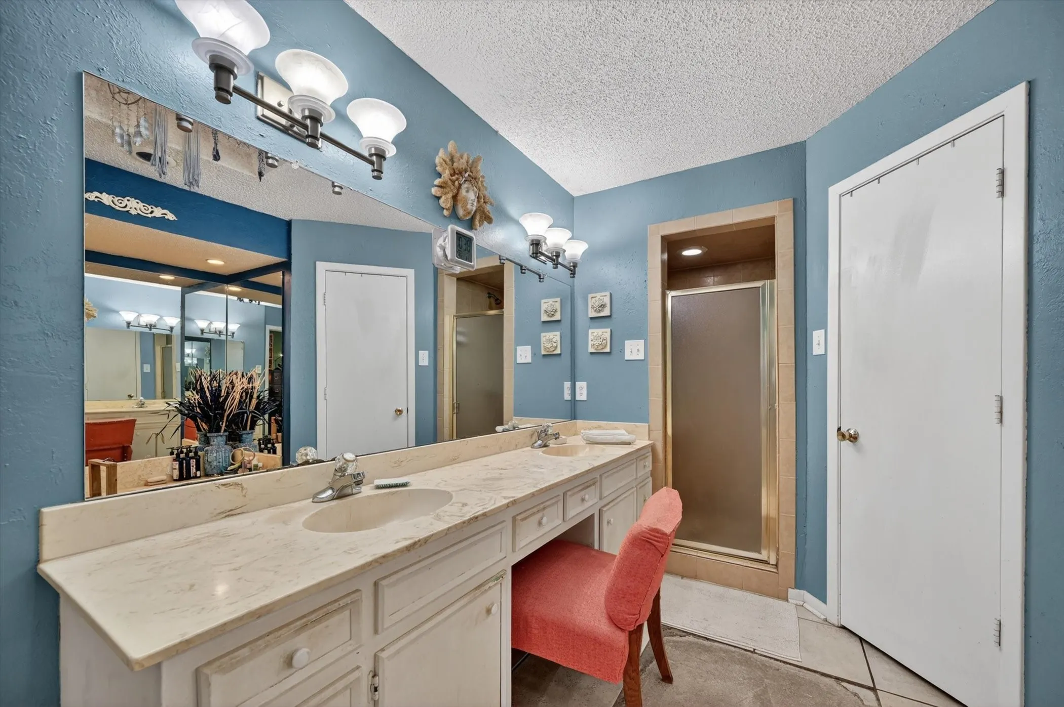 Single Family Residence For Sale in Dallas County , 10015 Chimney Hill Lane, Dallas, Texas 75243, 4 Bedroom, 3 Bathroom, 2 Garage spaces, 2,578 Sqft, built in 1979, mls#21285854, Real Estate Agent in Dallas, Homes For Sale in Dallas county, Homes For Sale in Dallas, Realtor in Dallas Texas, Real Estate Brokerage Independent Realty Texas, Luminita Cordes Realtor