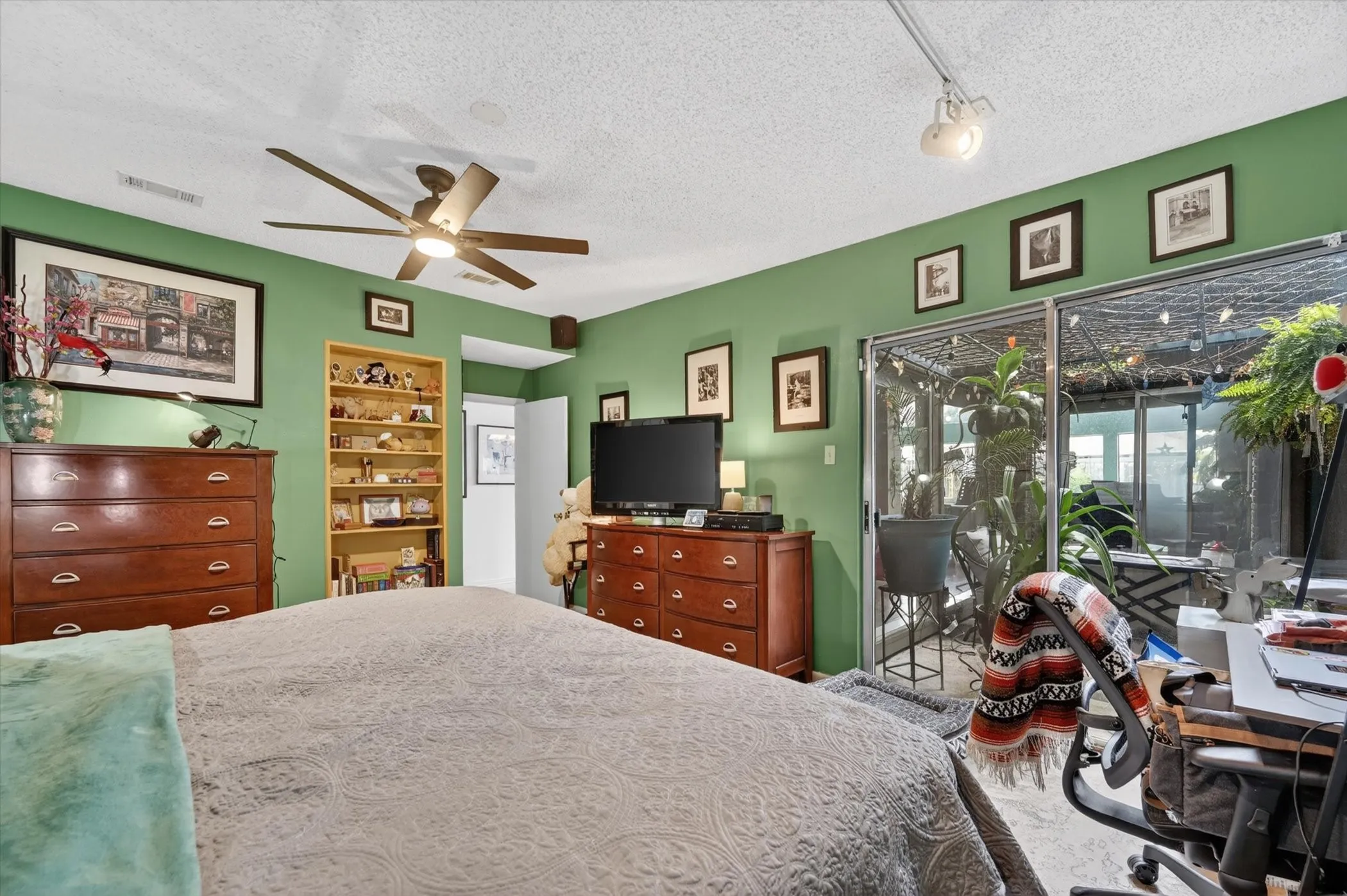 Single Family Residence For Sale in Dallas County , 10015 Chimney Hill Lane, Dallas, Texas 75243, 4 Bedroom, 3 Bathroom, 2 Garage spaces, 2,578 Sqft, built in 1979, mls#21285854, Real Estate Agent in Dallas, Homes For Sale in Dallas county, Homes For Sale in Dallas, Realtor in Dallas Texas, Real Estate Brokerage Independent Realty Texas, Luminita Cordes Realtor