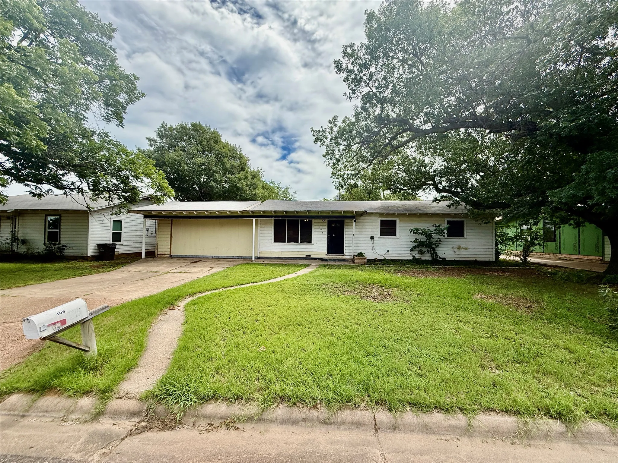 Single Family Residence For Sale in Young County , 105 Ragland Street, Graham, Texas 76450, 4 Bedroom, 1 Bathroom, Garage spaces, 1,568 Sqft, built in 1950, mls#21285904, Real Estate Agent in Graham, Homes For Sale in Young county, Homes For Sale in Graham, Realtor in Graham Texas, Real Estate Brokerage Independent Realty Texas, Luminita Cordes Realtor