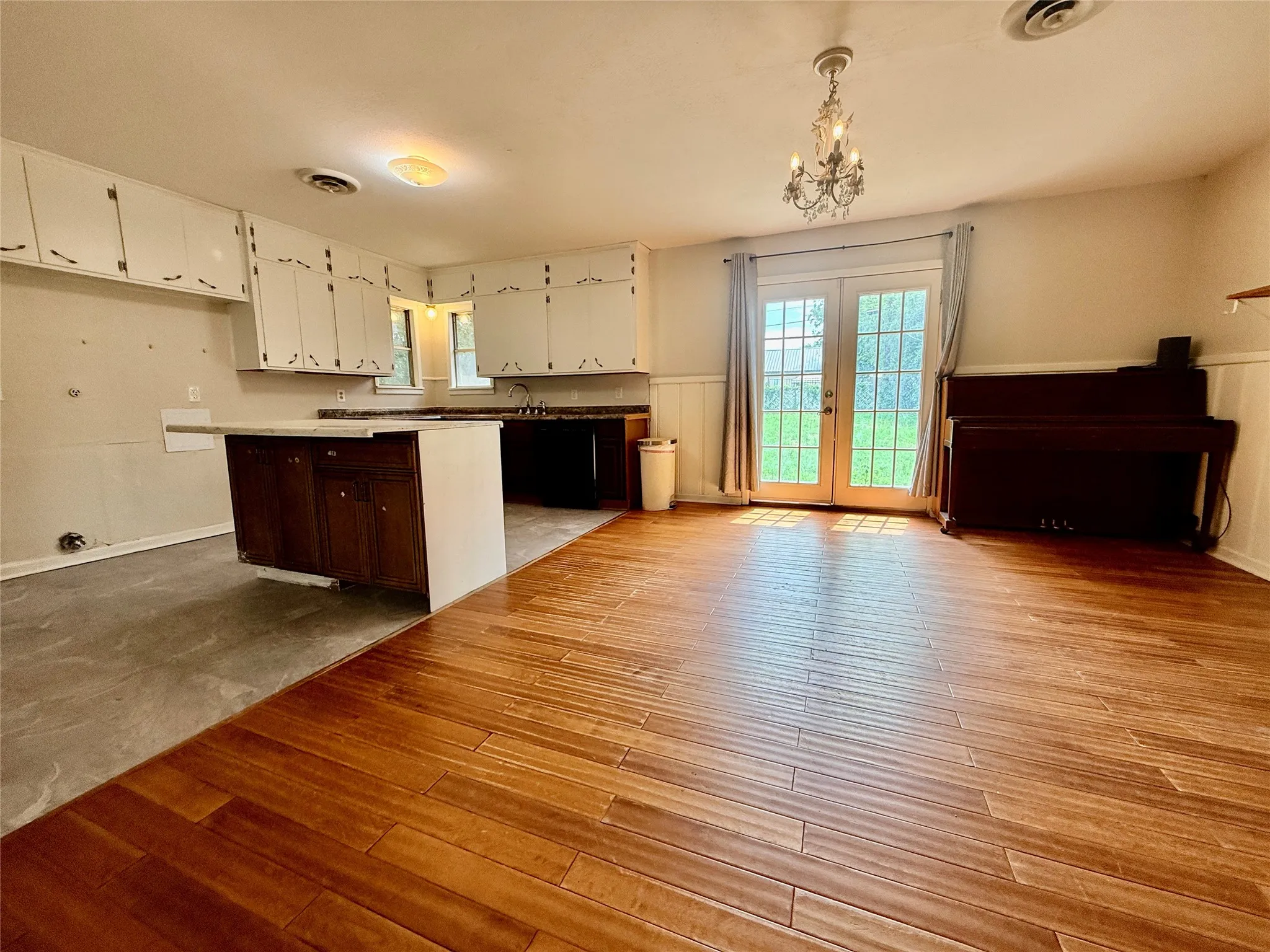 Single Family Residence For Sale in Young County , 105 Ragland Street, Graham, Texas 76450, 4 Bedroom, 1 Bathroom, Garage spaces, 1,568 Sqft, built in 1950, mls#21285904, Real Estate Agent in Graham, Homes For Sale in Young county, Homes For Sale in Graham, Realtor in Graham Texas, Real Estate Brokerage Independent Realty Texas, Luminita Cordes Realtor
