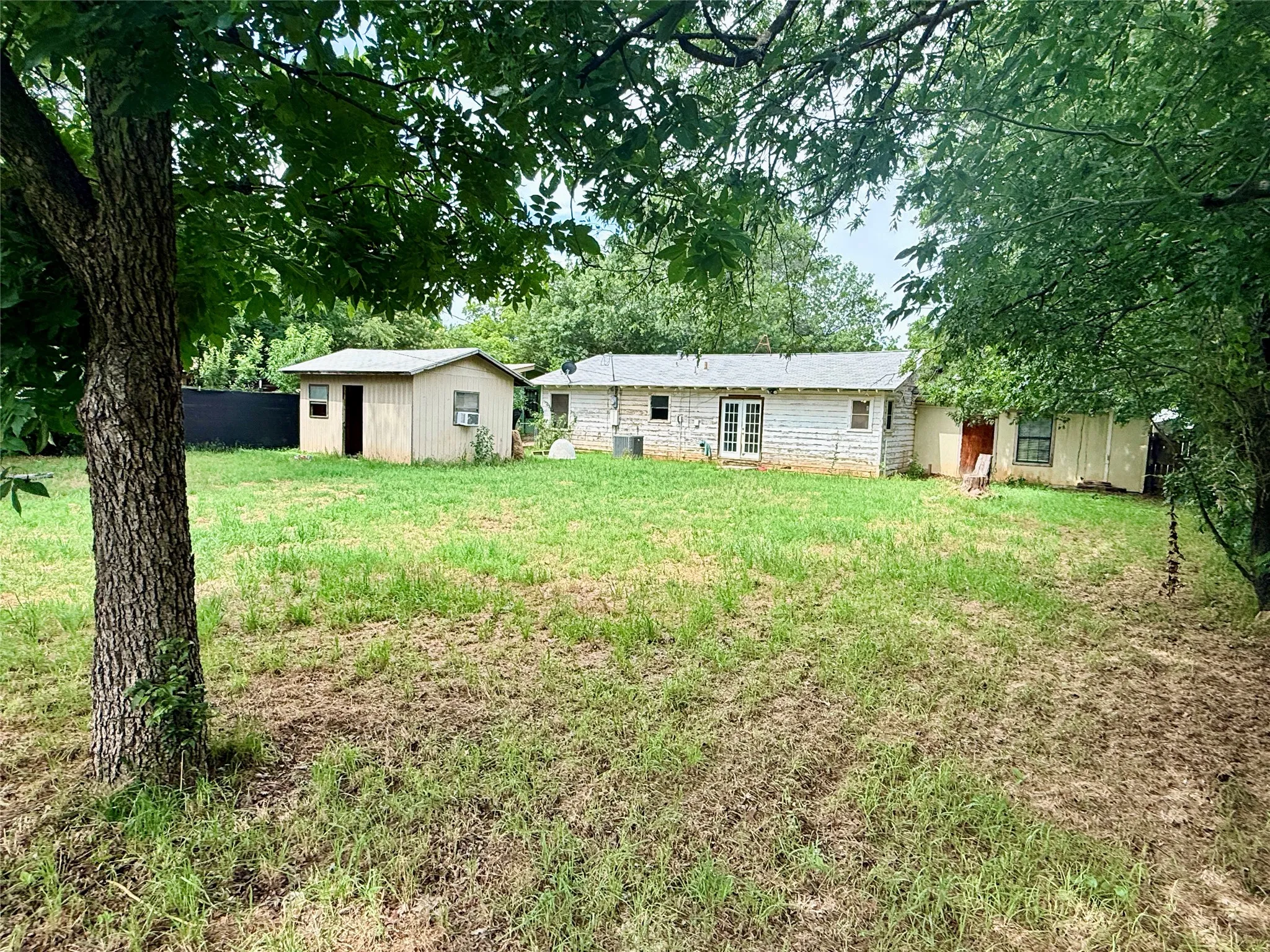 Single Family Residence For Sale in Young County , 105 Ragland Street, Graham, Texas 76450, 4 Bedroom, 1 Bathroom, Garage spaces, 1,568 Sqft, built in 1950, mls#21285904, Real Estate Agent in Graham, Homes For Sale in Young county, Homes For Sale in Graham, Realtor in Graham Texas, Real Estate Brokerage Independent Realty Texas, Luminita Cordes Realtor