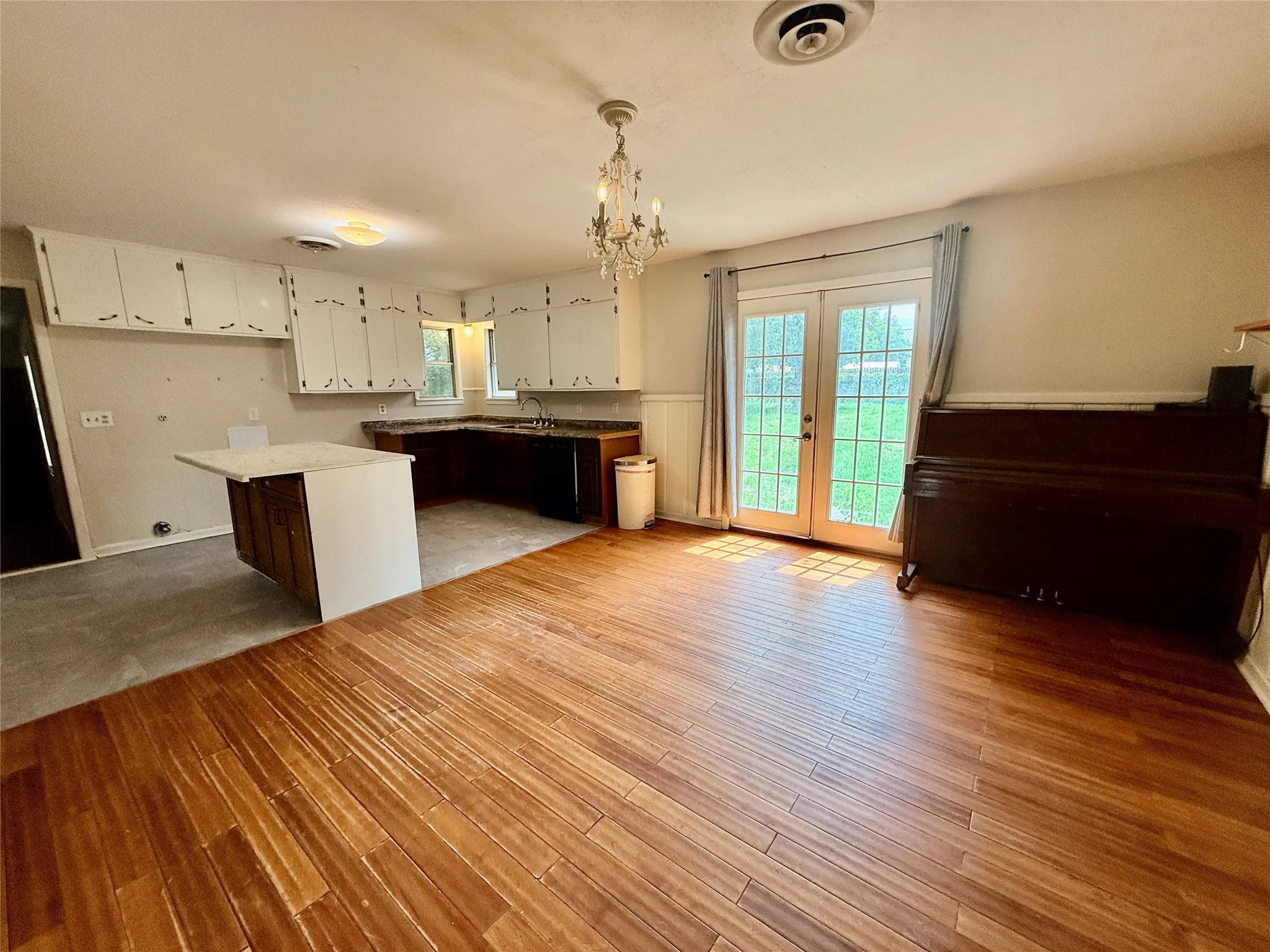 Single Family Residence For Sale in Young County , 105 Ragland Street, Graham, Texas 76450, 4 Bedroom, 1 Bathroom, Garage spaces, 1,568 Sqft, built in 1950, mls#21285904, Real Estate Agent in Graham, Homes For Sale in Young county, Homes For Sale in Graham, Realtor in Graham Texas, Real Estate Brokerage Independent Realty Texas, Luminita Cordes Realtor