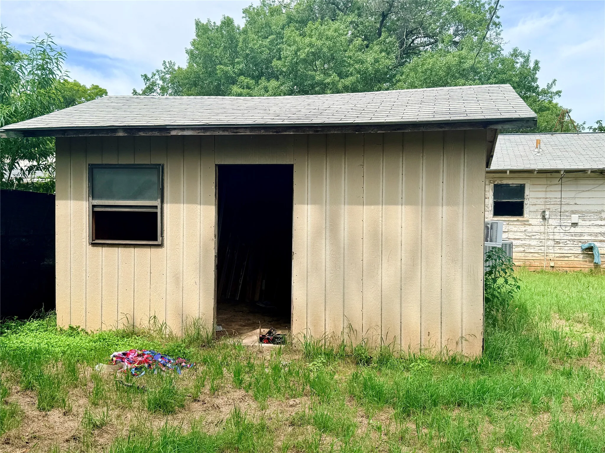 Single Family Residence For Sale in Young County , 105 Ragland Street, Graham, Texas 76450, 4 Bedroom, 1 Bathroom, Garage spaces, 1,568 Sqft, built in 1950, mls#21285904, Real Estate Agent in Graham, Homes For Sale in Young county, Homes For Sale in Graham, Realtor in Graham Texas, Real Estate Brokerage Independent Realty Texas, Luminita Cordes Realtor