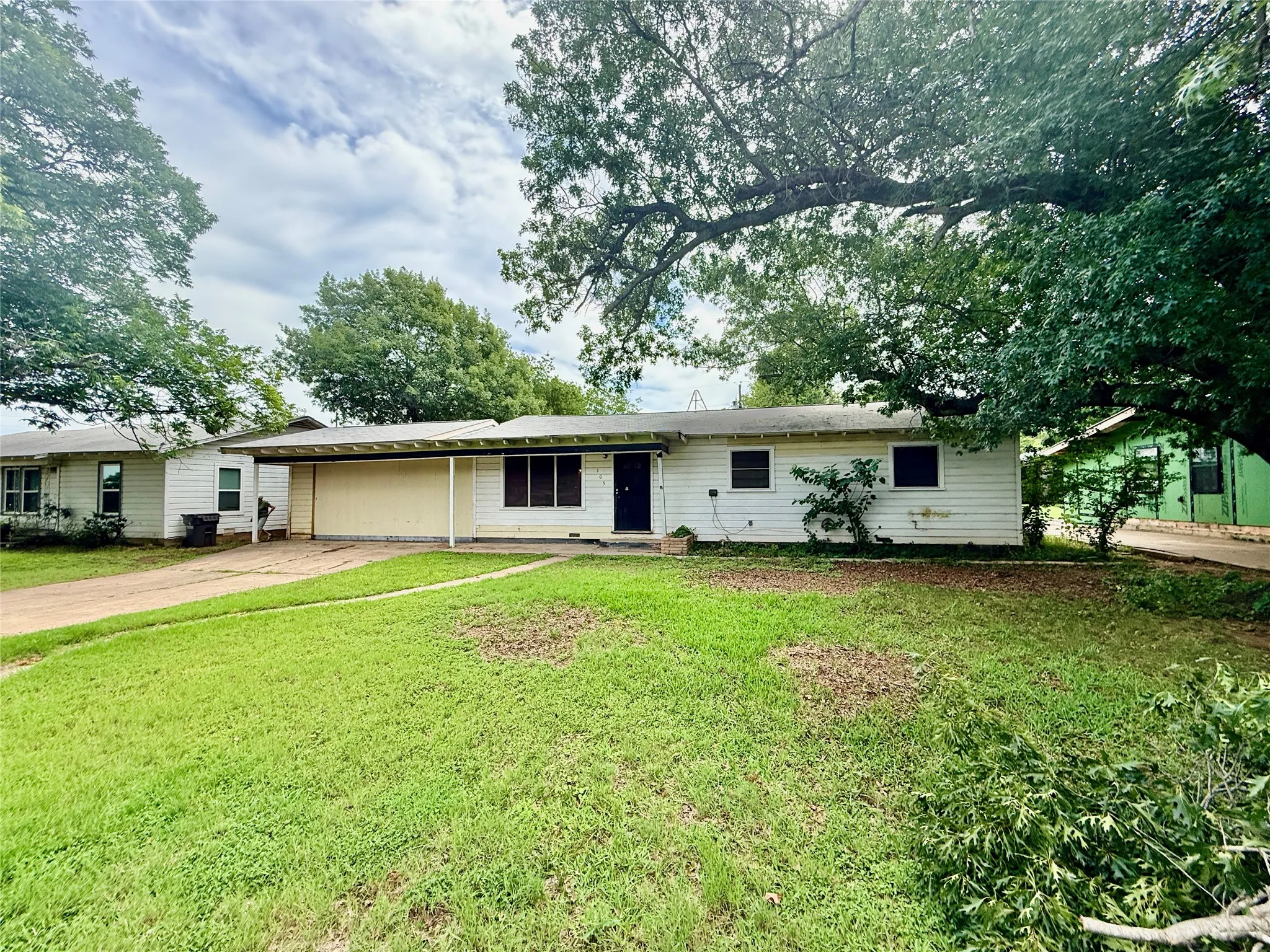 Single Family Residence For Sale in Young County , 105 Ragland Street, Graham, Texas 76450, 4 Bedroom, 1 Bathroom, Garage spaces, 1,568 Sqft, built in 1950, mls#21285904, Real Estate Agent in Graham, Homes For Sale in Young county, Homes For Sale in Graham, Realtor in Graham Texas, Real Estate Brokerage Independent Realty Texas, Luminita Cordes Realtor