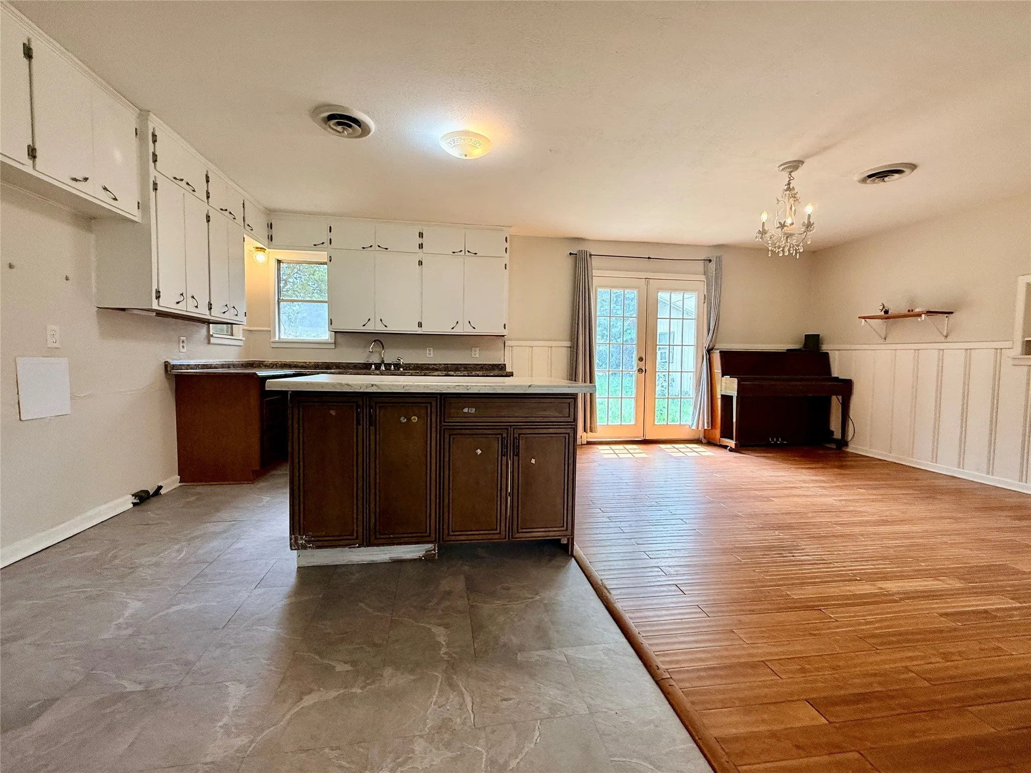 Single Family Residence For Sale in Young County , 105 Ragland Street, Graham, Texas 76450, 4 Bedroom, 1 Bathroom, Garage spaces, 1,568 Sqft, built in 1950, mls#21285904, Real Estate Agent in Graham, Homes For Sale in Young county, Homes For Sale in Graham, Realtor in Graham Texas, Real Estate Brokerage Independent Realty Texas, Luminita Cordes Realtor