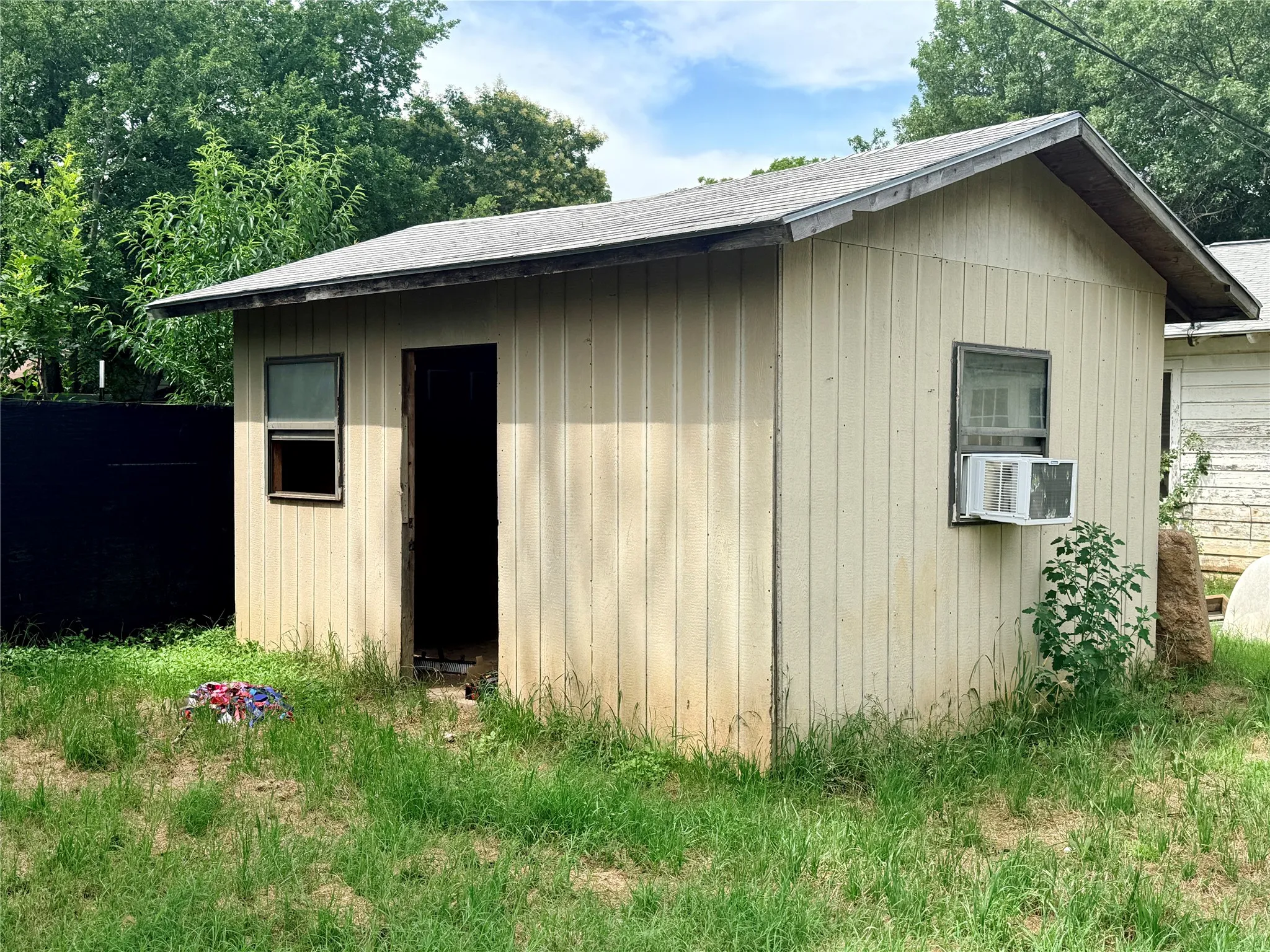 Single Family Residence For Sale in Young County , 105 Ragland Street, Graham, Texas 76450, 4 Bedroom, 1 Bathroom, Garage spaces, 1,568 Sqft, built in 1950, mls#21285904, Real Estate Agent in Graham, Homes For Sale in Young county, Homes For Sale in Graham, Realtor in Graham Texas, Real Estate Brokerage Independent Realty Texas, Luminita Cordes Realtor