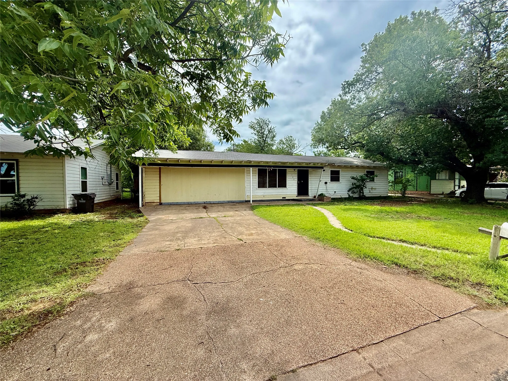 Single Family Residence For Sale in Young County , 105 Ragland Street, Graham, Texas 76450, 4 Bedroom, 1 Bathroom, Garage spaces, 1,568 Sqft, built in 1950, mls#21285904, Real Estate Agent in Graham, Homes For Sale in Young county, Homes For Sale in Graham, Realtor in Graham Texas, Real Estate Brokerage Independent Realty Texas, Luminita Cordes Realtor