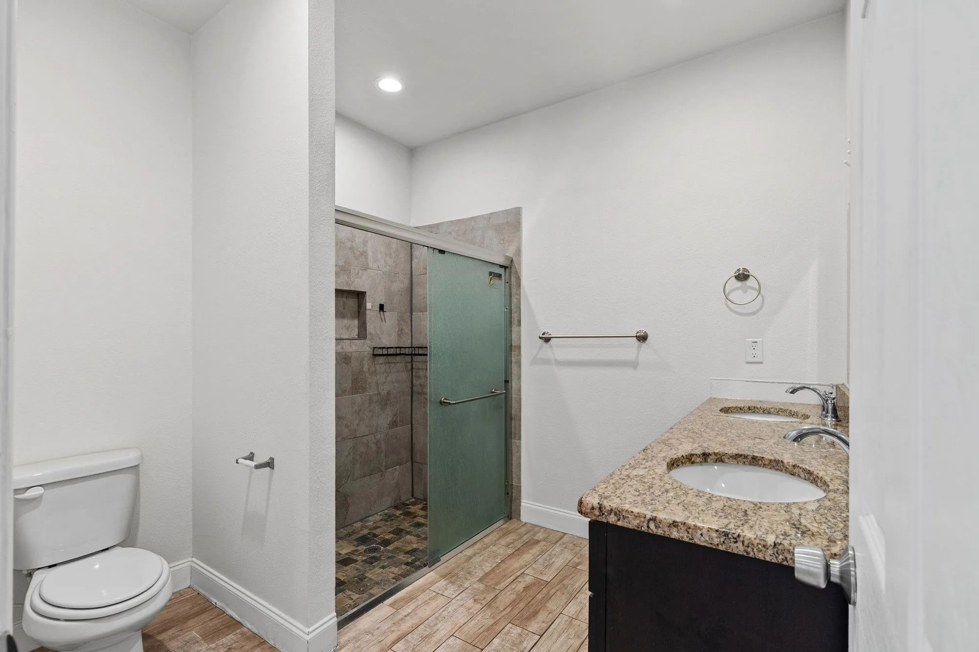 Single Family Residence For Sale in Hunt County , 2812 Bourland Street, Greenville, Texas 75401, 3 Bedroom, 2 Bathroom, 1 Garage spaces, 1,471 Sqft, built in 2020, mls#21285911, Real Estate Agent in Greenville, Homes For Sale in Hunt county, Homes For Sale in Greenville, Realtor in Greenville Texas, Real Estate Brokerage Independent Realty Texas, Luminita Cordes Realtor