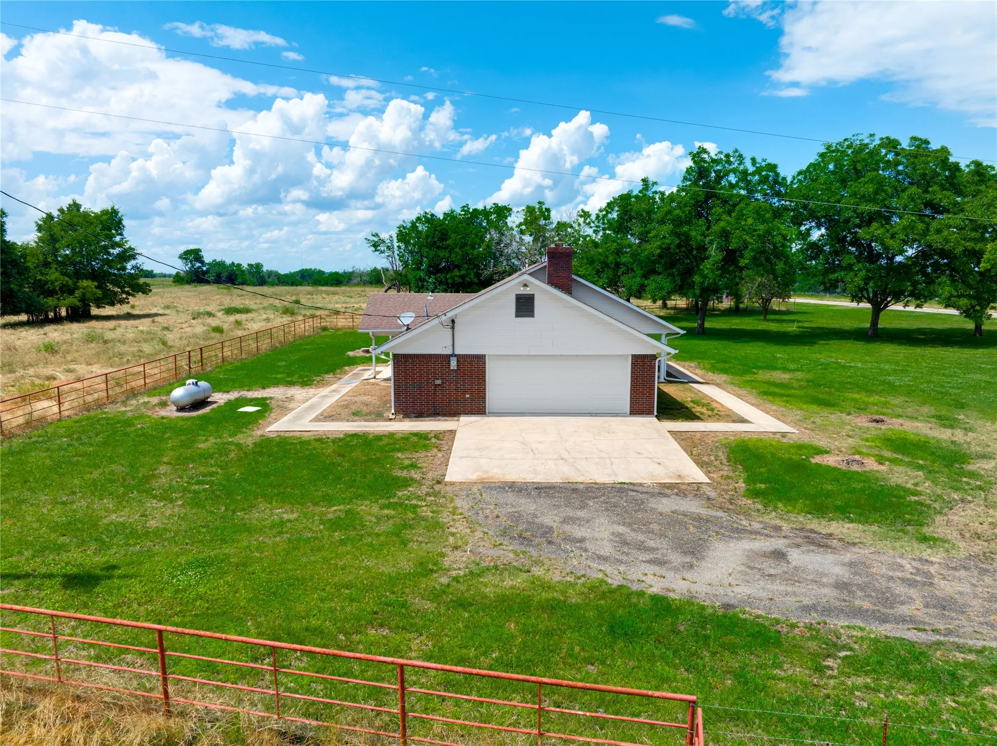 Single Family Residence For Sale in Red River (TX) County , 7350 Farm Road 2573, Clarksville, Texas 75426, 3 Bedrooms, 2 Bathrooms, 2 Garage spaces, 1,770 Sqft, built in 1993, Price $299,900, mls#21285901, Real Estate Agent in Clarksville, Homes For Sale in Red River (TX) county, Homes For Sale in Clarksville, Realtor in Clarksville Texas, Real Estate Brokerage Independent Realty Texas, Luminita Cordes Realtor