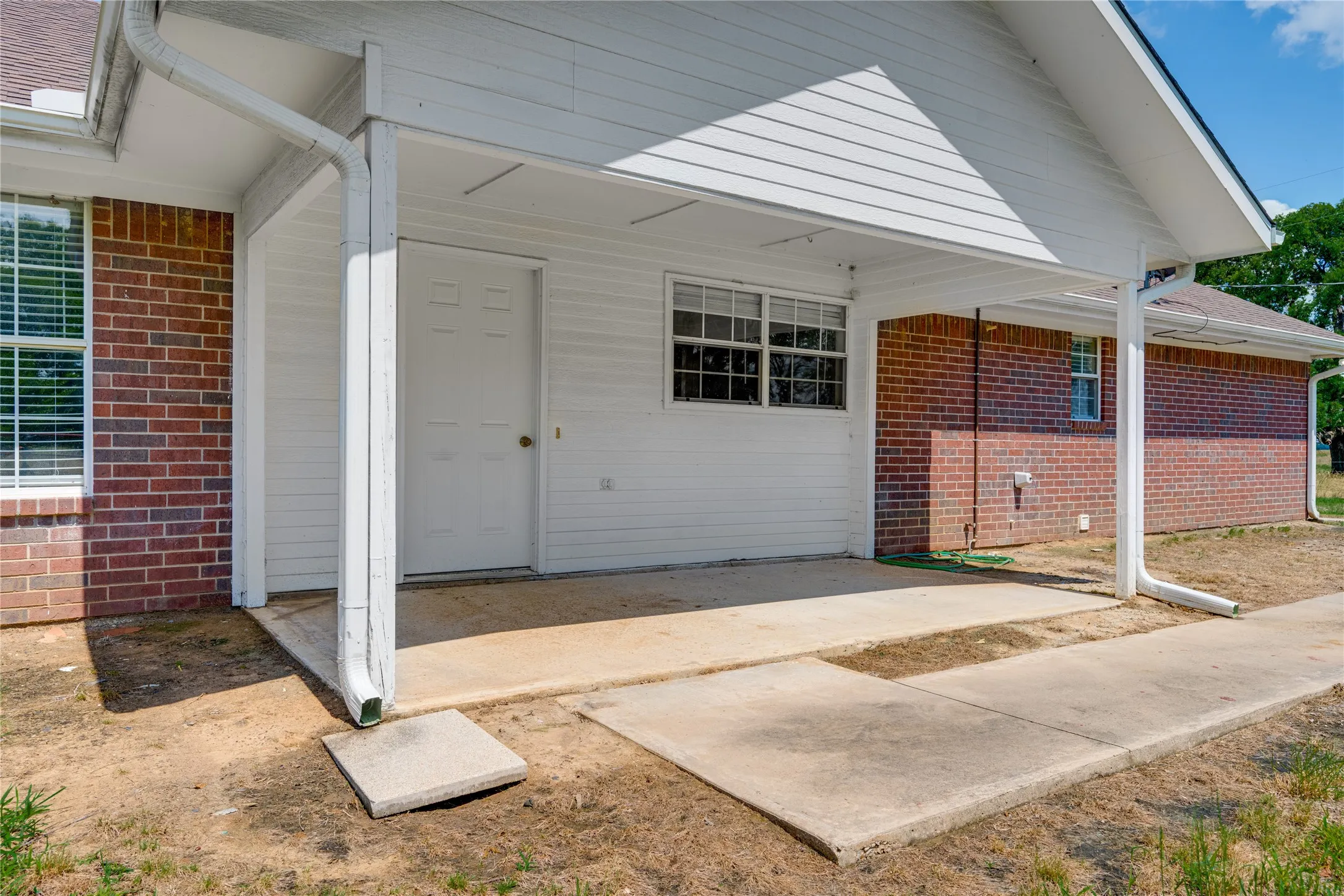 Single Family Residence For Sale in Red River (TX) County , 7350 Farm Road 2573, Clarksville, Texas 75426, 3 Bedrooms, 2 Bathrooms, 2 Garage spaces, 1,770 Sqft, built in 1993, Price $299,900, mls#21285901, Real Estate Agent in Clarksville, Homes For Sale in Red River (TX) county, Homes For Sale in Clarksville, Realtor in Clarksville Texas, Real Estate Brokerage Independent Realty Texas, Luminita Cordes Realtor