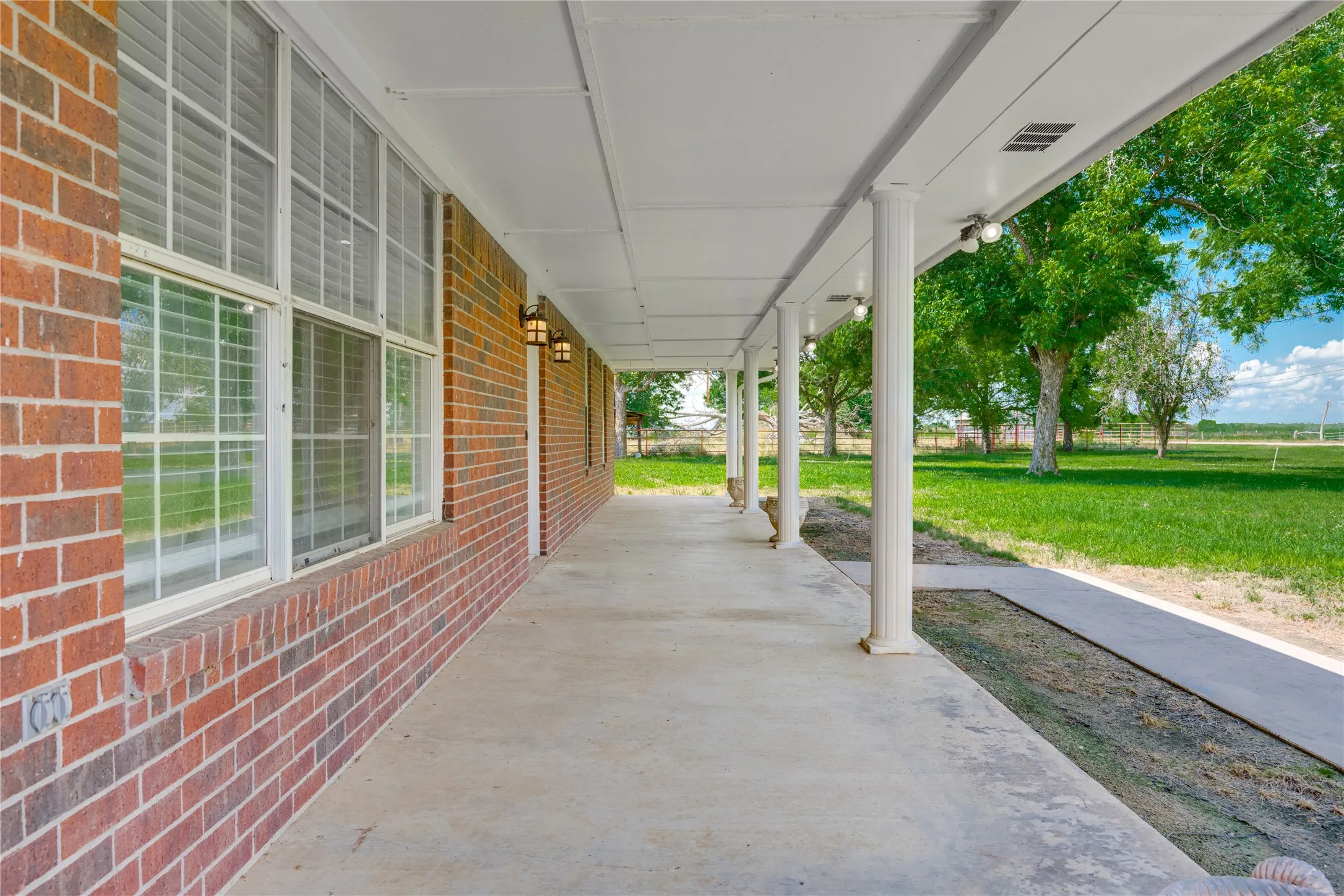 Single Family Residence For Sale in Red River (TX) County , 7350 Farm Road 2573, Clarksville, Texas 75426, 3 Bedrooms, 2 Bathrooms, 2 Garage spaces, 1,770 Sqft, built in 1993, Price $299,900, mls#21285901, Real Estate Agent in Clarksville, Homes For Sale in Red River (TX) county, Homes For Sale in Clarksville, Realtor in Clarksville Texas, Real Estate Brokerage Independent Realty Texas, Luminita Cordes Realtor