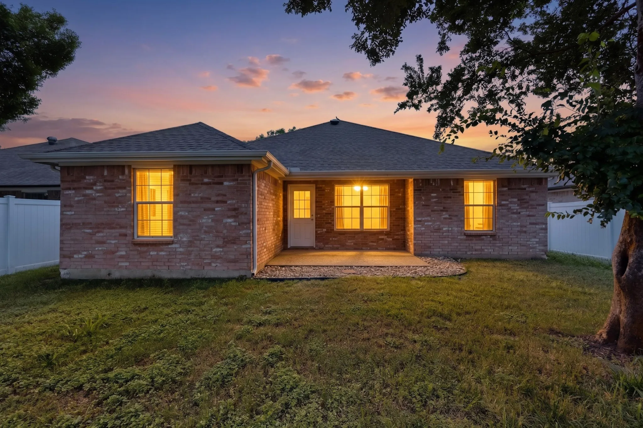 Single Family Residence For Sale in Dallas County , 2319 Great Light Drive, Dallas, Texas 75228, 3 Bedroom, 2 Bathroom, 2 Garage spaces, 1,767 Sqft, built in 2006, mls#21284281, Real Estate Agent in Dallas, Homes For Sale in Dallas county, Homes For Sale in Dallas, Realtor in Dallas Texas, Real Estate Brokerage Independent Realty Texas, Luminita Cordes Realtor