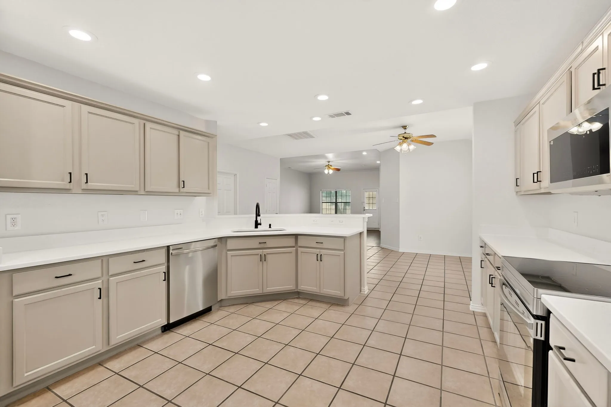 Single Family Residence For Sale in Dallas County , 2319 Great Light Drive, Dallas, Texas 75228, 3 Bedroom, 2 Bathroom, 2 Garage spaces, 1,767 Sqft, built in 2006, mls#21284281, Real Estate Agent in Dallas, Homes For Sale in Dallas county, Homes For Sale in Dallas, Realtor in Dallas Texas, Real Estate Brokerage Independent Realty Texas, Luminita Cordes Realtor