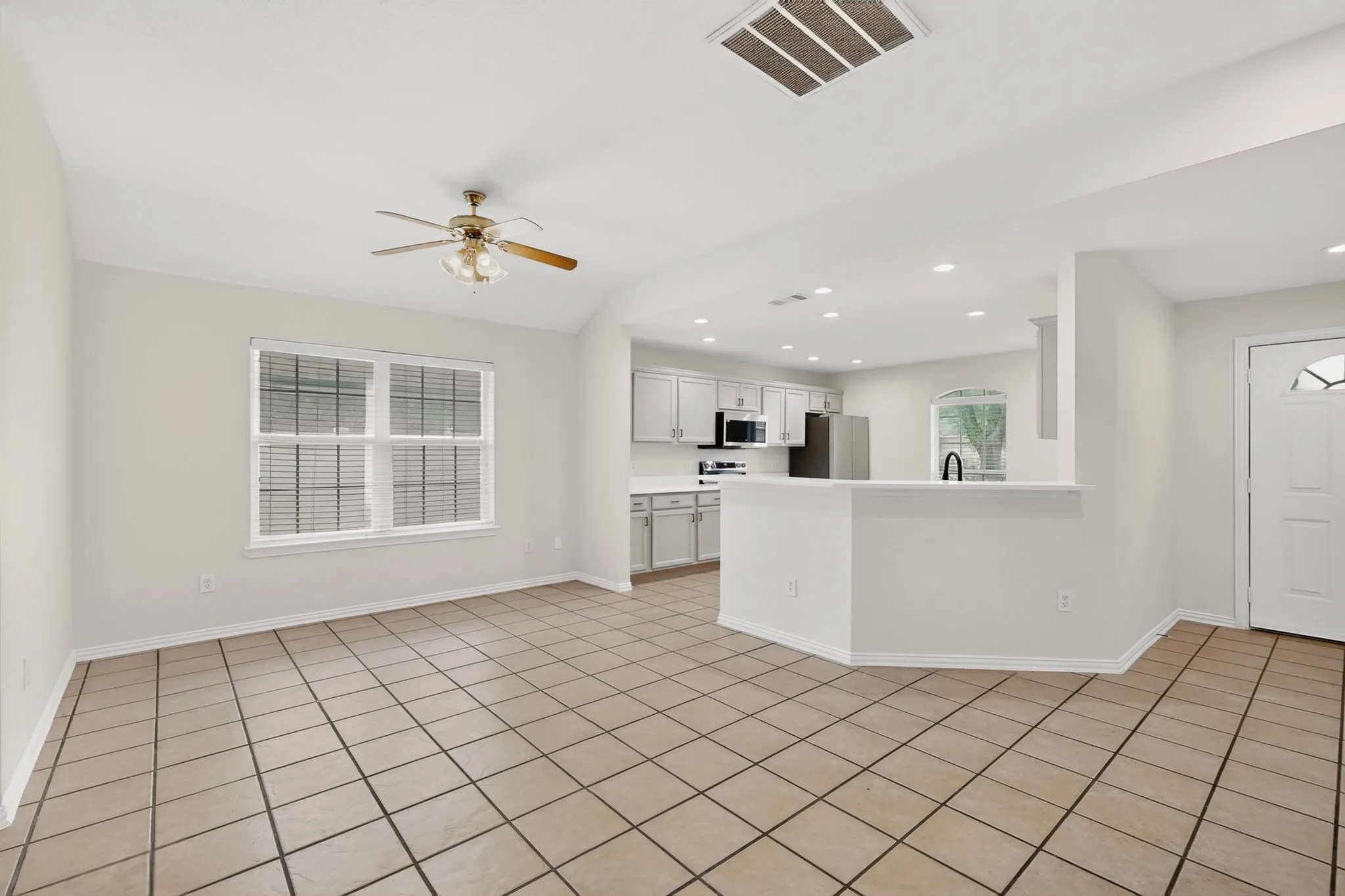 Single Family Residence For Sale in Dallas County , 2319 Great Light Drive, Dallas, Texas 75228, 3 Bedroom, 2 Bathroom, 2 Garage spaces, 1,767 Sqft, built in 2006, mls#21284281, Real Estate Agent in Dallas, Homes For Sale in Dallas county, Homes For Sale in Dallas, Realtor in Dallas Texas, Real Estate Brokerage Independent Realty Texas, Luminita Cordes Realtor