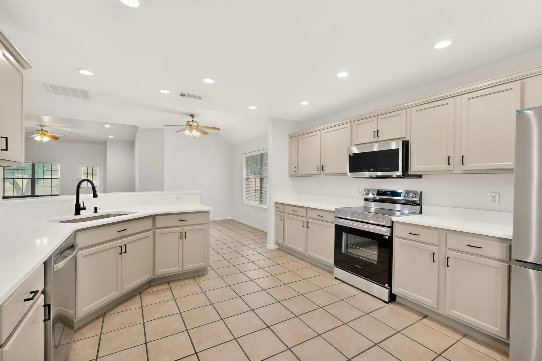 Single Family Residence For Sale in Dallas County , 2319 Great Light Drive, Dallas, Texas 75228, 3 Bedroom, 2 Bathroom, 2 Garage spaces, 1,767 Sqft, built in 2006, mls#21284281, Real Estate Agent in Dallas, Homes For Sale in Dallas county, Homes For Sale in Dallas, Realtor in Dallas Texas, Real Estate Brokerage Independent Realty Texas, Luminita Cordes Realtor