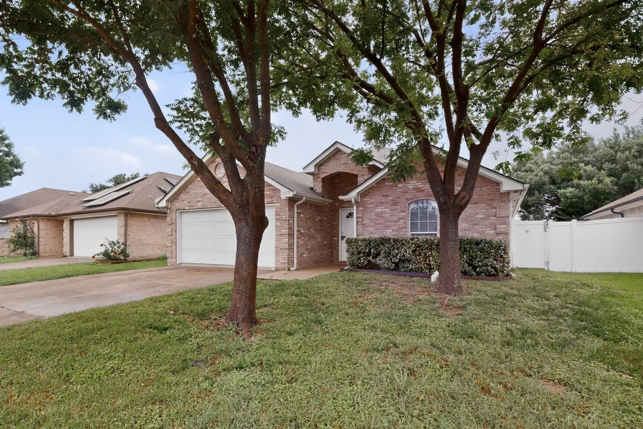 Single Family Residence For Sale in Dallas County , 2319 Great Light Drive, Dallas, Texas 75228, 3 Bedroom, 2 Bathroom, 2 Garage spaces, 1,767 Sqft, built in 2006, mls#21284281, Real Estate Agent in Dallas, Homes For Sale in Dallas county, Homes For Sale in Dallas, Realtor in Dallas Texas, Real Estate Brokerage Independent Realty Texas, Luminita Cordes Realtor