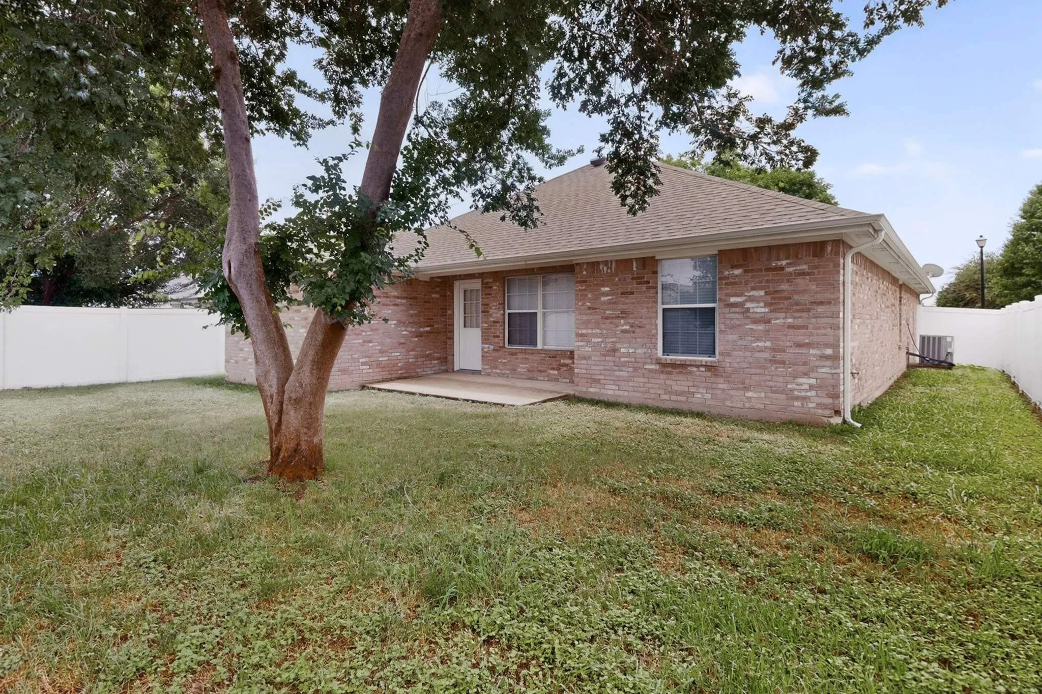 Single Family Residence For Sale in Dallas County , 2319 Great Light Drive, Dallas, Texas 75228, 3 Bedroom, 2 Bathroom, 2 Garage spaces, 1,767 Sqft, built in 2006, mls#21284281, Real Estate Agent in Dallas, Homes For Sale in Dallas county, Homes For Sale in Dallas, Realtor in Dallas Texas, Real Estate Brokerage Independent Realty Texas, Luminita Cordes Realtor