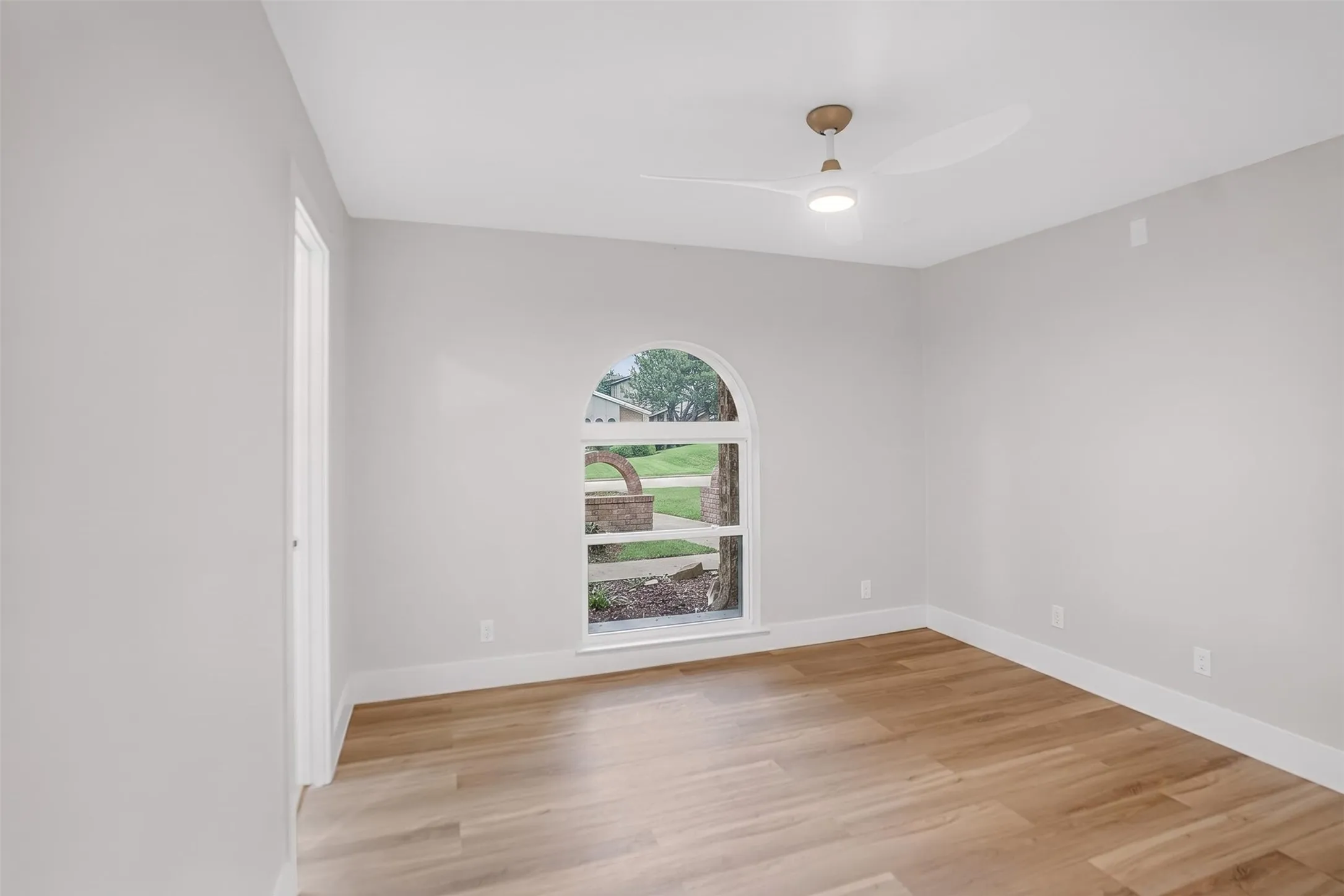 Single Family Residence For Sale in Tarrant County , 1716 Cynthia Lane, Hurst, Texas 76054, 4 Bedroom, 3 Bathroom, 2 Garage spaces, 2,252 Sqft, built in 1970, mls#21275791, Real Estate Agent in Hurst, Homes For Sale in Tarrant county, Homes For Sale in Hurst, Realtor in Hurst Texas, Real Estate Brokerage Independent Realty Texas, Luminita Cordes Realtor