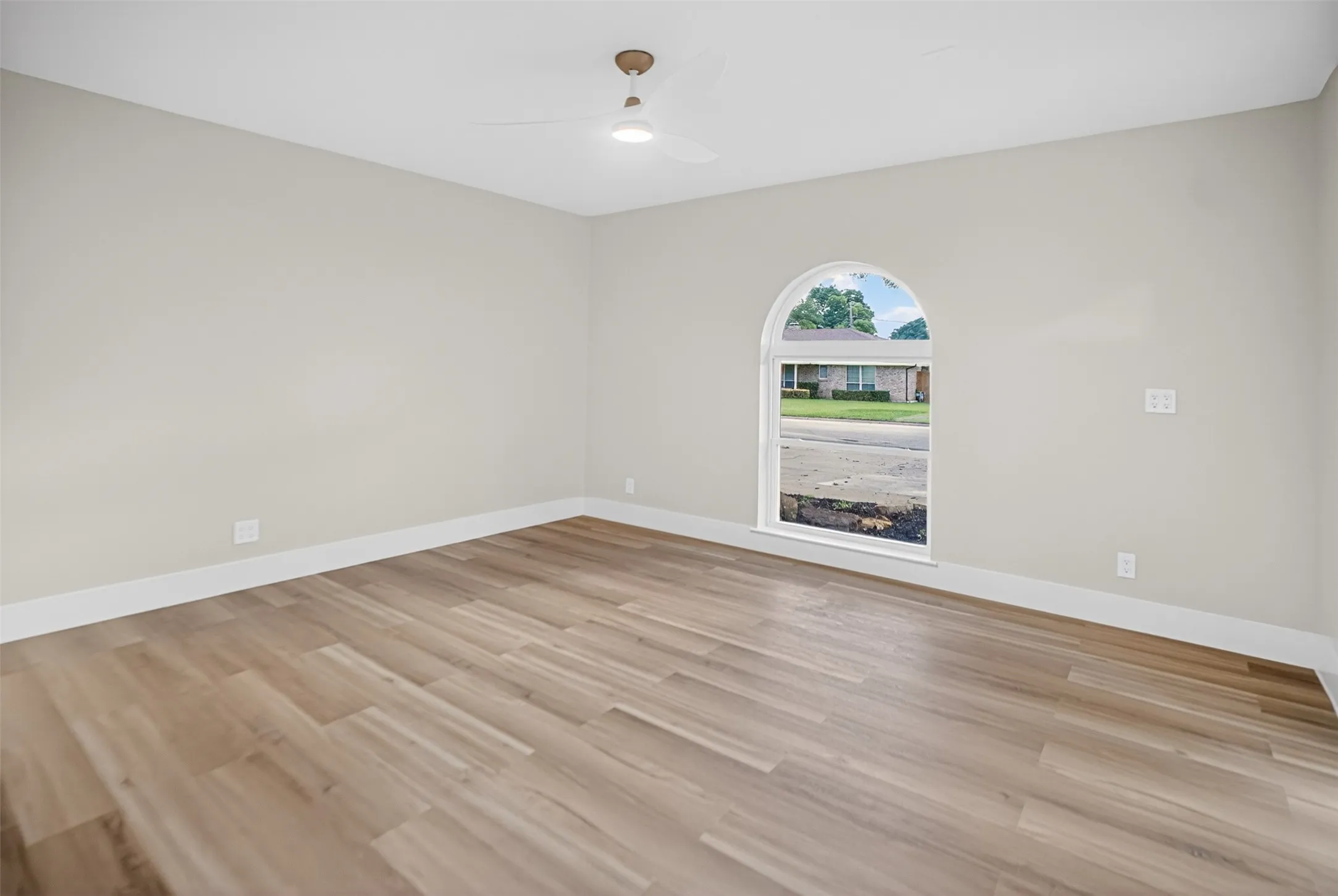 Single Family Residence For Sale in Tarrant County , 1716 Cynthia Lane, Hurst, Texas 76054, 4 Bedroom, 3 Bathroom, 2 Garage spaces, 2,252 Sqft, built in 1970, mls#21275791, Real Estate Agent in Hurst, Homes For Sale in Tarrant county, Homes For Sale in Hurst, Realtor in Hurst Texas, Real Estate Brokerage Independent Realty Texas, Luminita Cordes Realtor