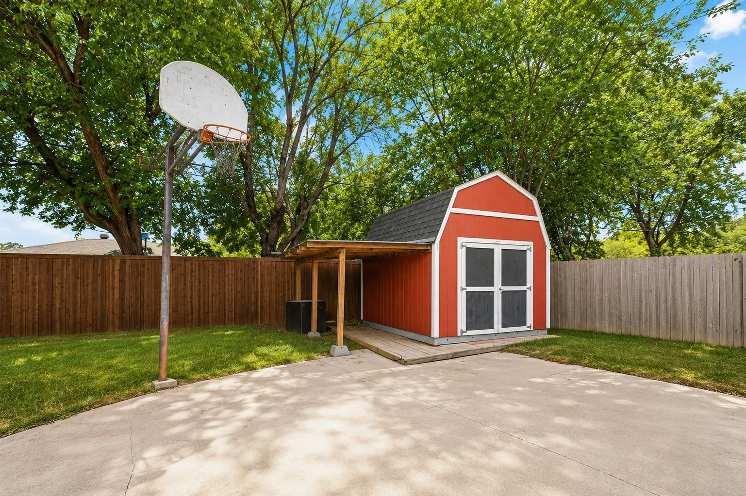 Single Family Residence For Sale in Tarrant County , 1716 Cynthia Lane, Hurst, Texas 76054, 4 Bedroom, 3 Bathroom, 2 Garage spaces, 2,252 Sqft, built in 1970, mls#21275791, Real Estate Agent in Hurst, Homes For Sale in Tarrant county, Homes For Sale in Hurst, Realtor in Hurst Texas, Real Estate Brokerage Independent Realty Texas, Luminita Cordes Realtor