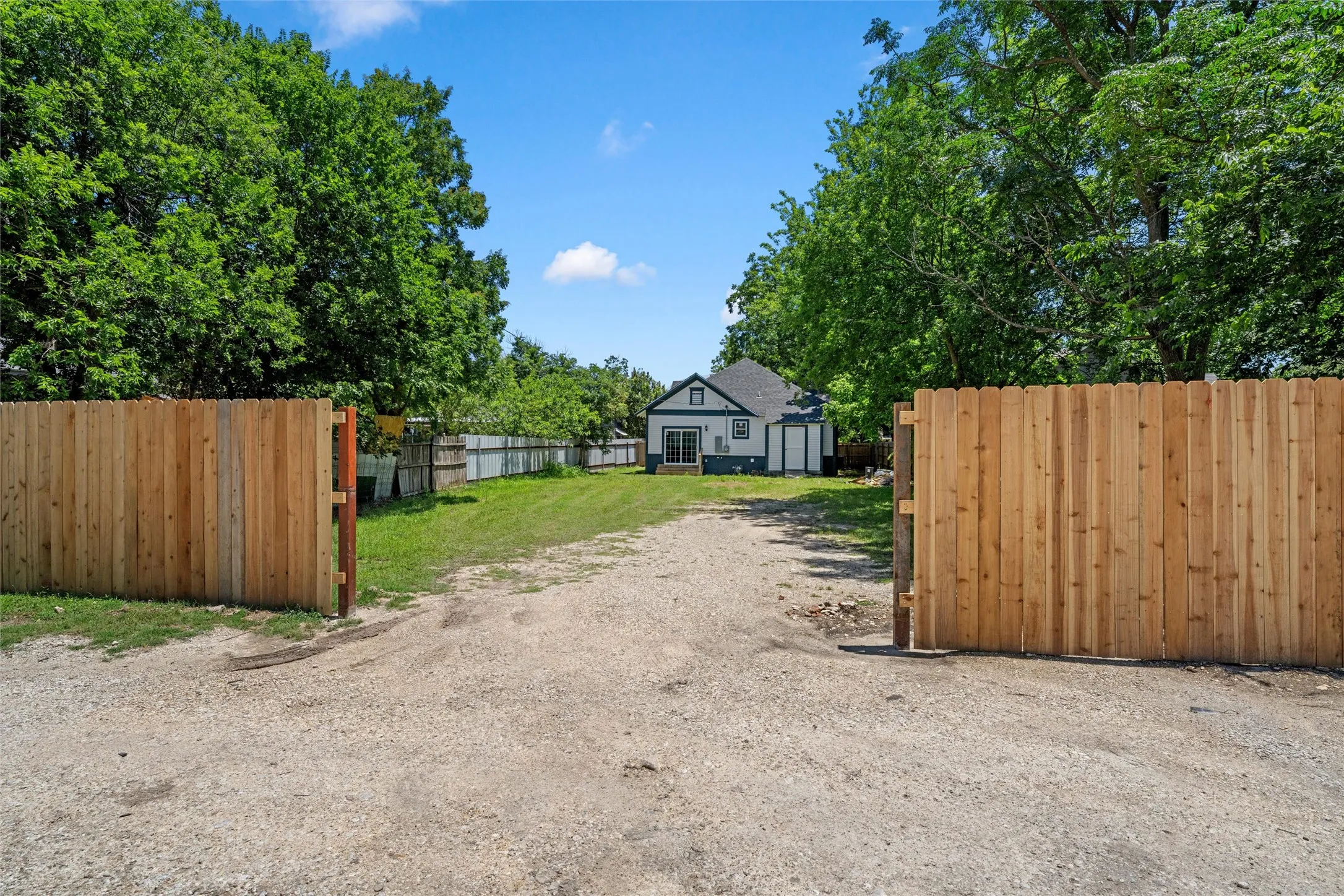 Single Family Residence For Sale in Mc Lennan County , 2023 Bosque Boulevard, Waco, Texas 76707, 3 Bedroom, 2 Bathroom, Garage spaces, 1,304 Sqft, built in 1922, mls#21285959, Real Estate Agent in Waco, Homes For Sale in Mc Lennan county, Homes For Sale in Waco, Realtor in Waco Texas, Real Estate Brokerage Independent Realty Texas, Luminita Cordes Realtor