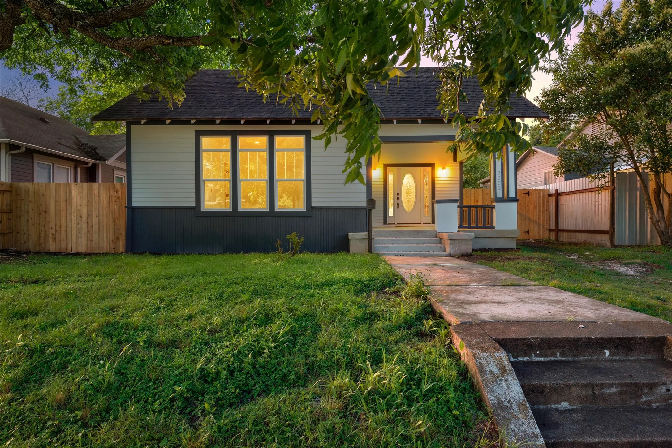 Single Family Residence For Sale in Mc Lennan County , 2023 Bosque Boulevard, Waco, Texas 76707, 3 Bedroom, 2 Bathroom, Garage spaces, 1,304 Sqft, built in 1922, mls#21285959, Real Estate Agent in Waco, Homes For Sale in Mc Lennan county, Homes For Sale in Waco, Realtor in Waco Texas, Real Estate Brokerage Independent Realty Texas, Luminita Cordes Realtor