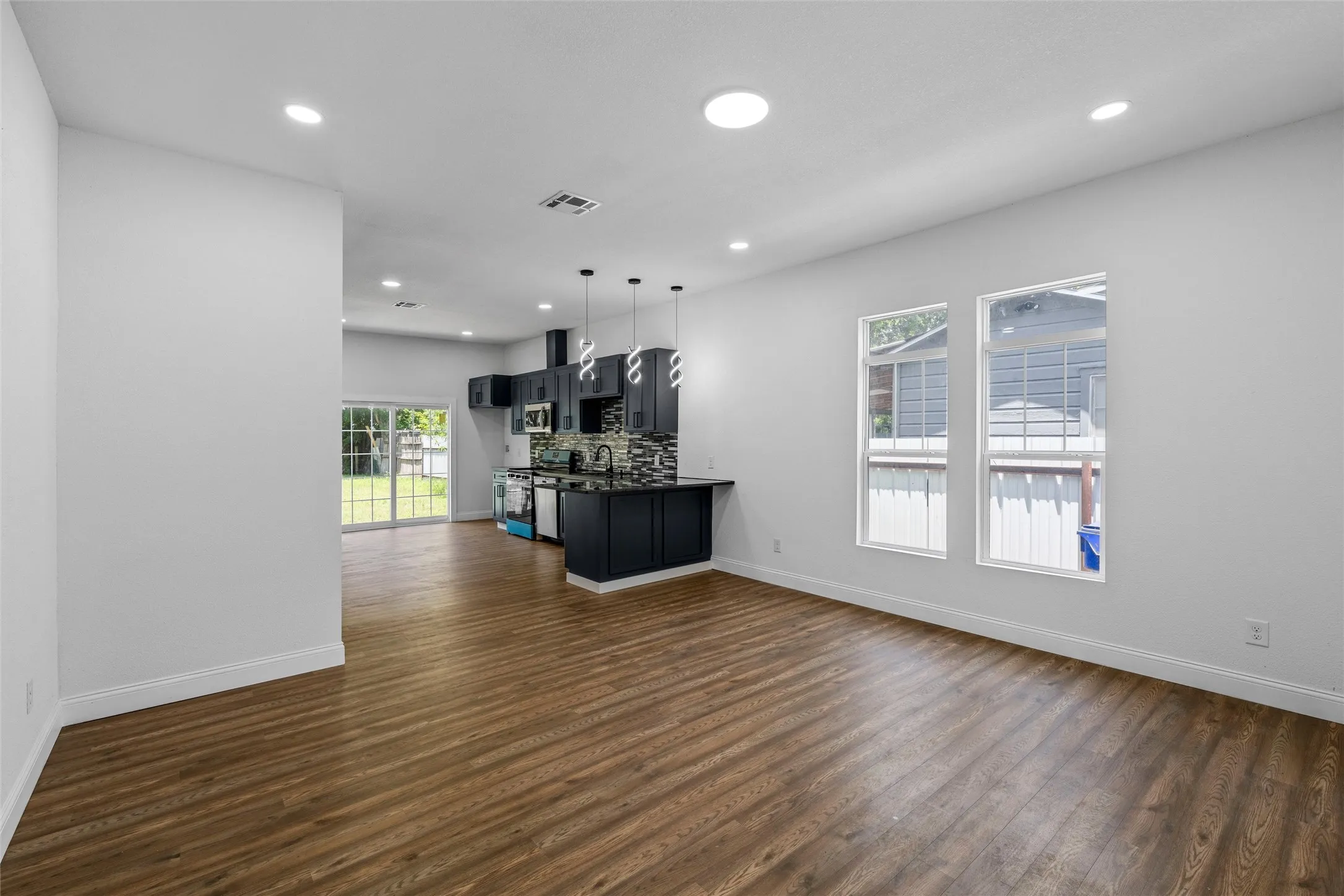 Single Family Residence For Sale in Mc Lennan County , 2023 Bosque Boulevard, Waco, Texas 76707, 3 Bedroom, 2 Bathroom, Garage spaces, 1,304 Sqft, built in 1922, mls#21285959, Real Estate Agent in Waco, Homes For Sale in Mc Lennan county, Homes For Sale in Waco, Realtor in Waco Texas, Real Estate Brokerage Independent Realty Texas, Luminita Cordes Realtor