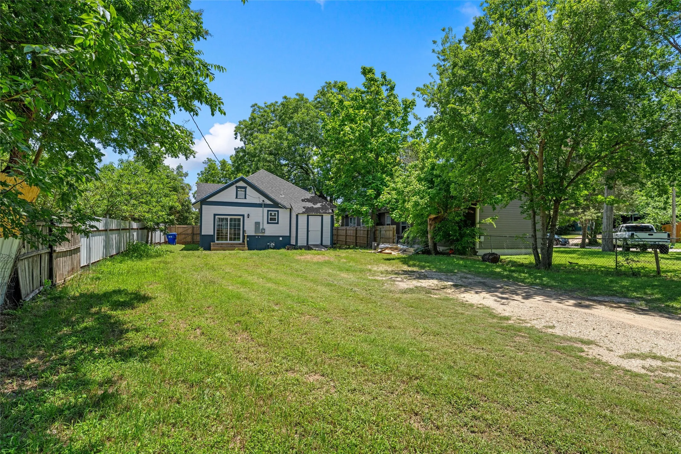 Single Family Residence For Sale in Mc Lennan County , 2023 Bosque Boulevard, Waco, Texas 76707, 3 Bedroom, 2 Bathroom, Garage spaces, 1,304 Sqft, built in 1922, mls#21285959, Real Estate Agent in Waco, Homes For Sale in Mc Lennan county, Homes For Sale in Waco, Realtor in Waco Texas, Real Estate Brokerage Independent Realty Texas, Luminita Cordes Realtor