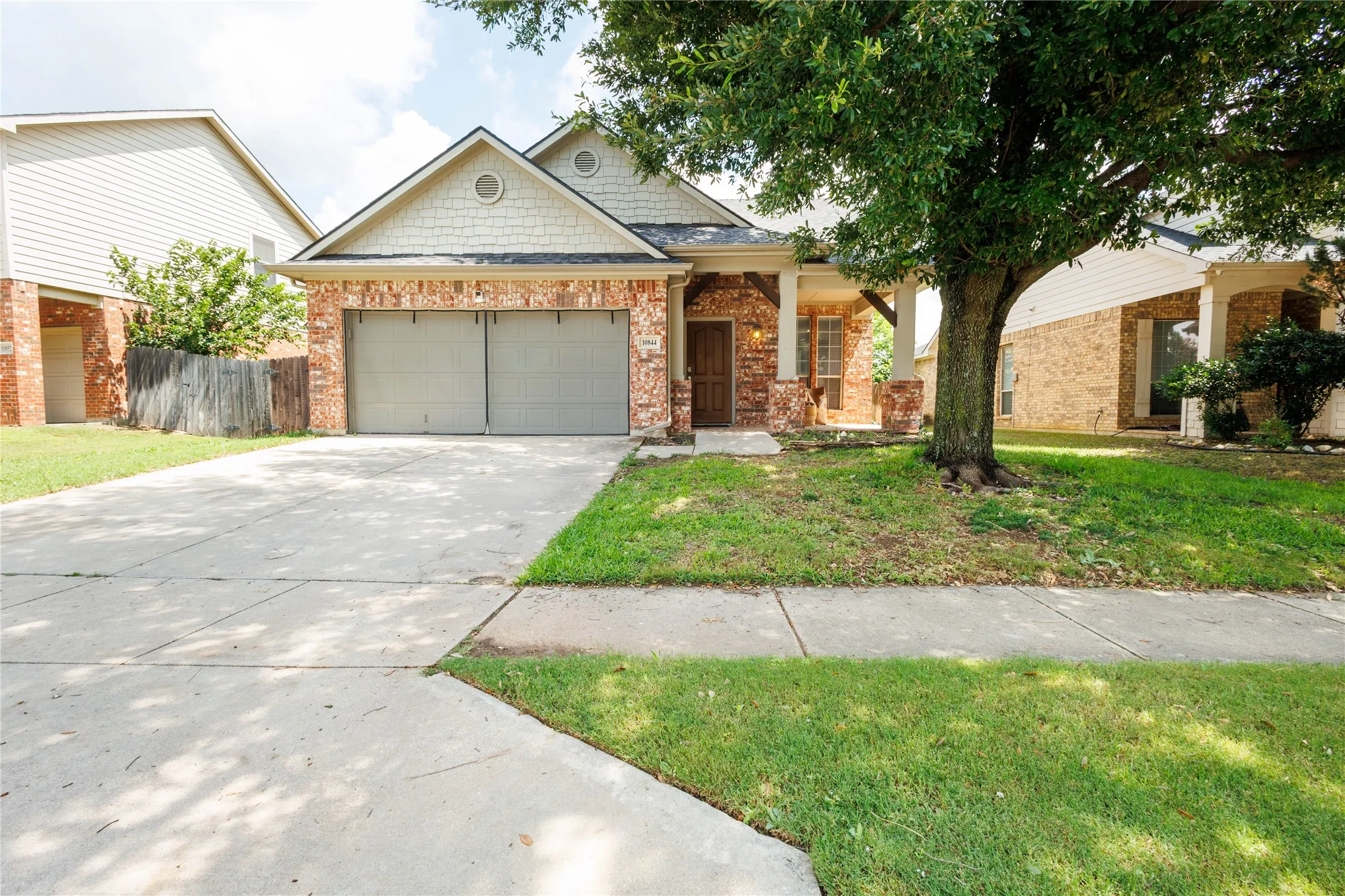 Single Family Residence For Sale in Tarrant County , 10844 Hawks Landing Road, Fort Worth, Texas 76052, 3 Bedroom, 2 Bathroom, 2 Garage spaces, 1,623 Sqft, built in 2005, mls#21284715, Real Estate Agent in Fort Worth, Homes For Sale in Tarrant county, Homes For Sale in Fort Worth, Realtor in Fort Worth Texas, Real Estate Brokerage Independent Realty Texas, Luminita Cordes Realtor