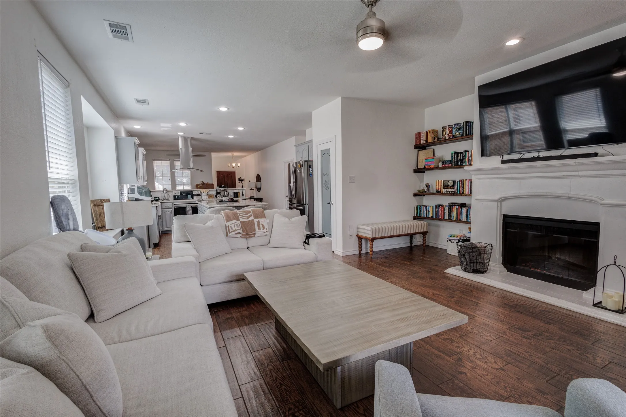 Single Family Residence For Sale in Tarrant County , 10844 Hawks Landing Road, Fort Worth, Texas 76052, 3 Bedroom, 2 Bathroom, 2 Garage spaces, 1,623 Sqft, built in 2005, mls#21284715, Real Estate Agent in Fort Worth, Homes For Sale in Tarrant county, Homes For Sale in Fort Worth, Realtor in Fort Worth Texas, Real Estate Brokerage Independent Realty Texas, Luminita Cordes Realtor