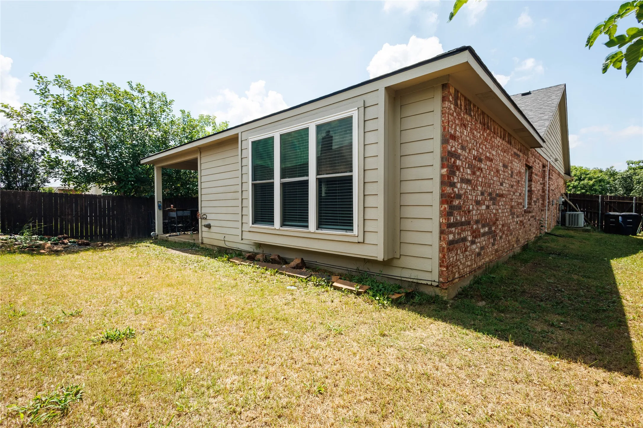 Single Family Residence For Sale in Tarrant County , 10844 Hawks Landing Road, Fort Worth, Texas 76052, 3 Bedroom, 2 Bathroom, 2 Garage spaces, 1,623 Sqft, built in 2005, mls#21284715, Real Estate Agent in Fort Worth, Homes For Sale in Tarrant county, Homes For Sale in Fort Worth, Realtor in Fort Worth Texas, Real Estate Brokerage Independent Realty Texas, Luminita Cordes Realtor