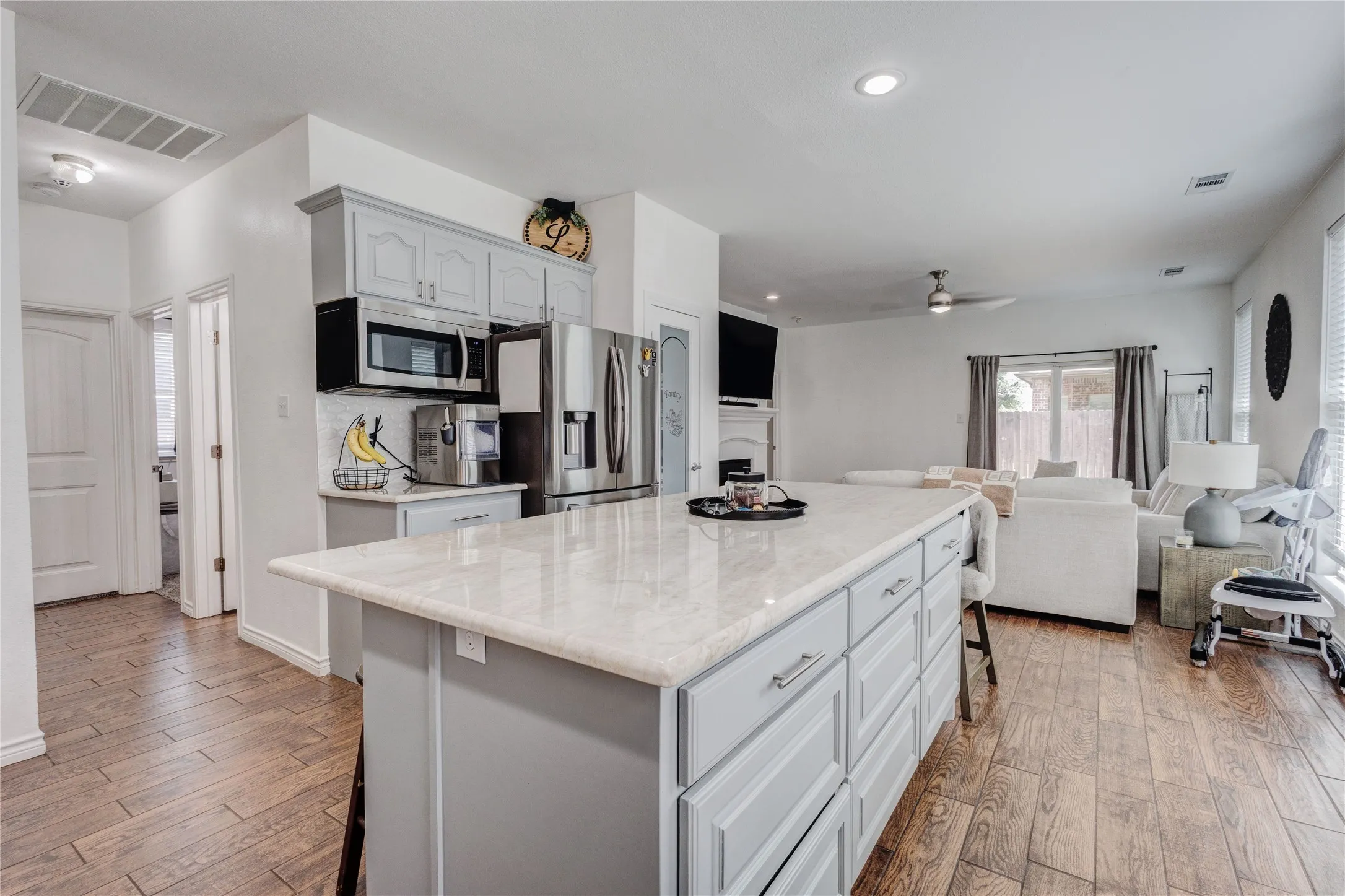 Single Family Residence For Sale in Tarrant County , 10844 Hawks Landing Road, Fort Worth, Texas 76052, 3 Bedroom, 2 Bathroom, 2 Garage spaces, 1,623 Sqft, built in 2005, mls#21284715, Real Estate Agent in Fort Worth, Homes For Sale in Tarrant county, Homes For Sale in Fort Worth, Realtor in Fort Worth Texas, Real Estate Brokerage Independent Realty Texas, Luminita Cordes Realtor