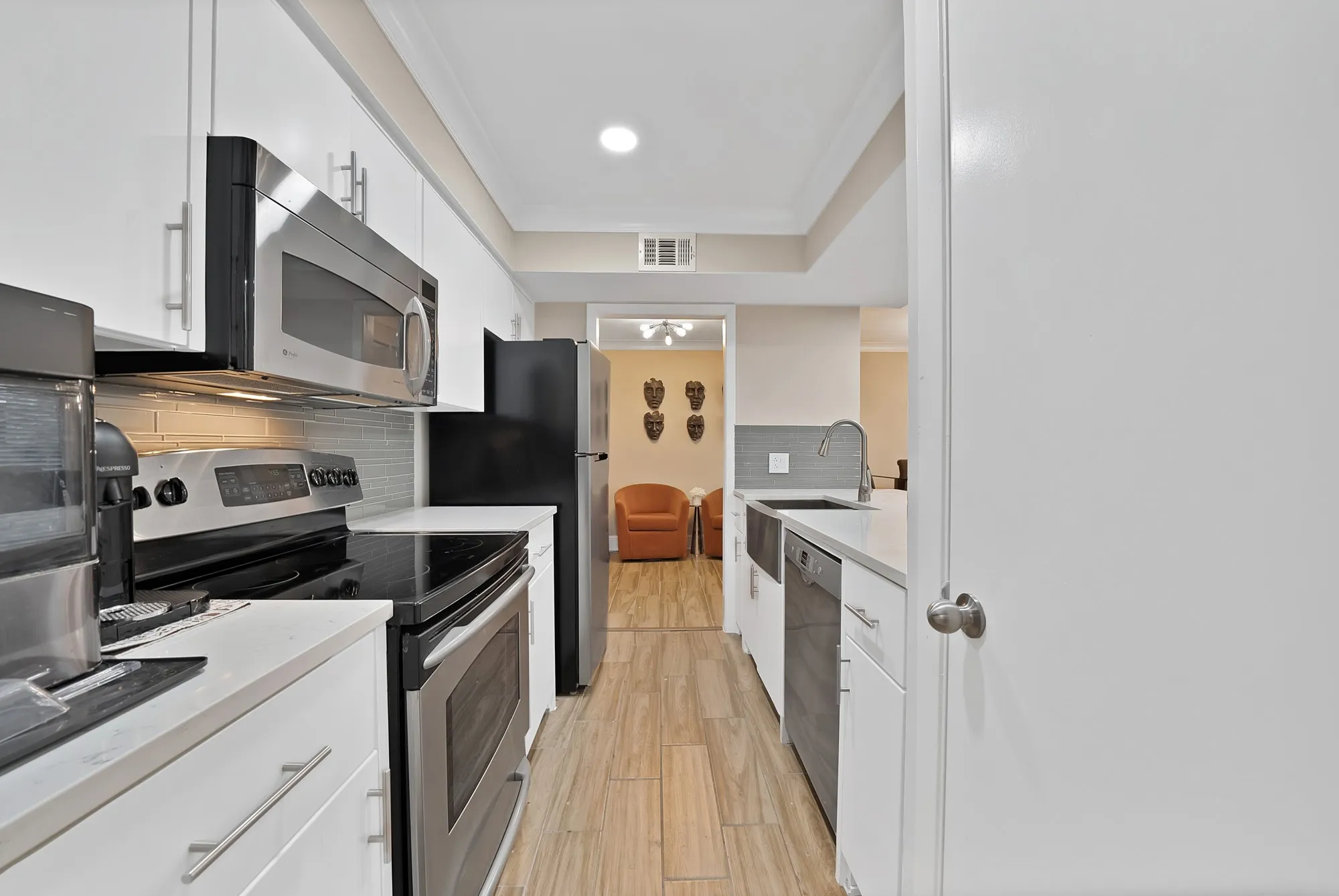 Condominium For Sale in Dallas County , 5904 Sandhurst Lane 145, Dallas, Texas 75206, 2 Bedroom, 2 Bathroom, Garage spaces, 1,140 Sqft, built in 1967, mls#21283039, Real Estate Agent in Dallas, Homes For Sale in Dallas county, Homes For Sale in Dallas, Realtor in Dallas Texas, Real Estate Brokerage Independent Realty Texas, Luminita Cordes Realtor