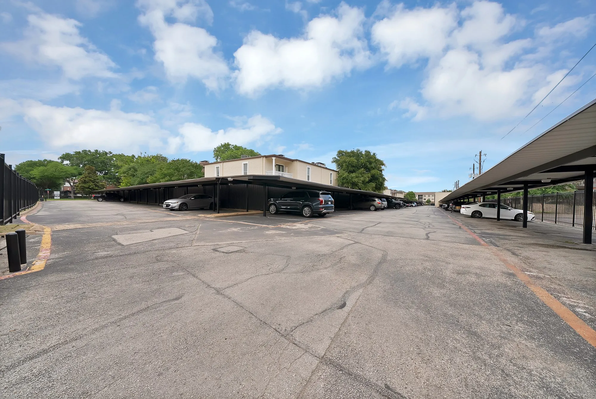 Condominium For Sale in Dallas County , 5904 Sandhurst Lane 145, Dallas, Texas 75206, 2 Bedroom, 2 Bathroom, Garage spaces, 1,140 Sqft, built in 1967, mls#21283039, Real Estate Agent in Dallas, Homes For Sale in Dallas county, Homes For Sale in Dallas, Realtor in Dallas Texas, Real Estate Brokerage Independent Realty Texas, Luminita Cordes Realtor
