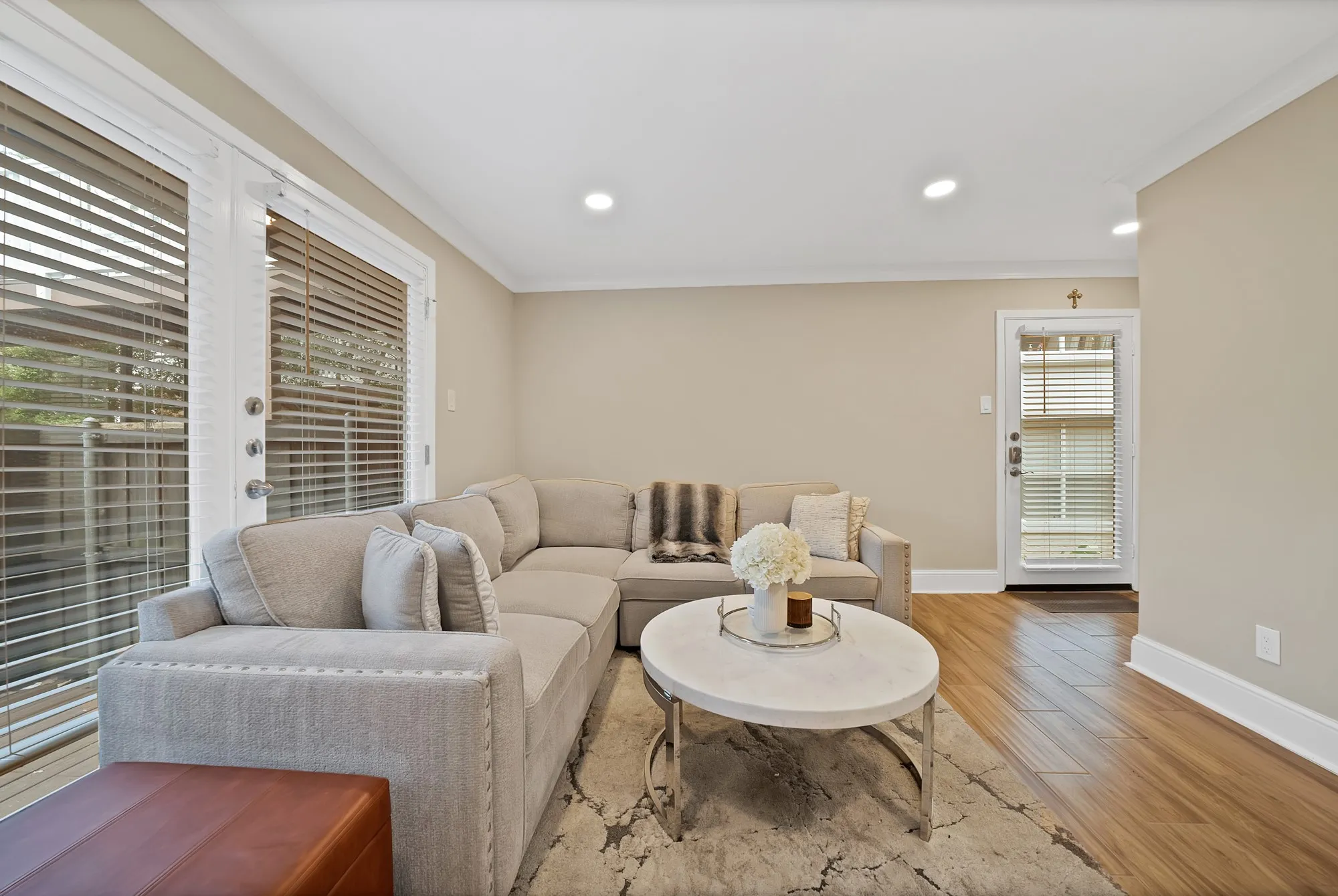 Condominium For Sale in Dallas County , 5904 Sandhurst Lane 145, Dallas, Texas 75206, 2 Bedroom, 2 Bathroom, Garage spaces, 1,140 Sqft, built in 1967, mls#21283039, Real Estate Agent in Dallas, Homes For Sale in Dallas county, Homes For Sale in Dallas, Realtor in Dallas Texas, Real Estate Brokerage Independent Realty Texas, Luminita Cordes Realtor