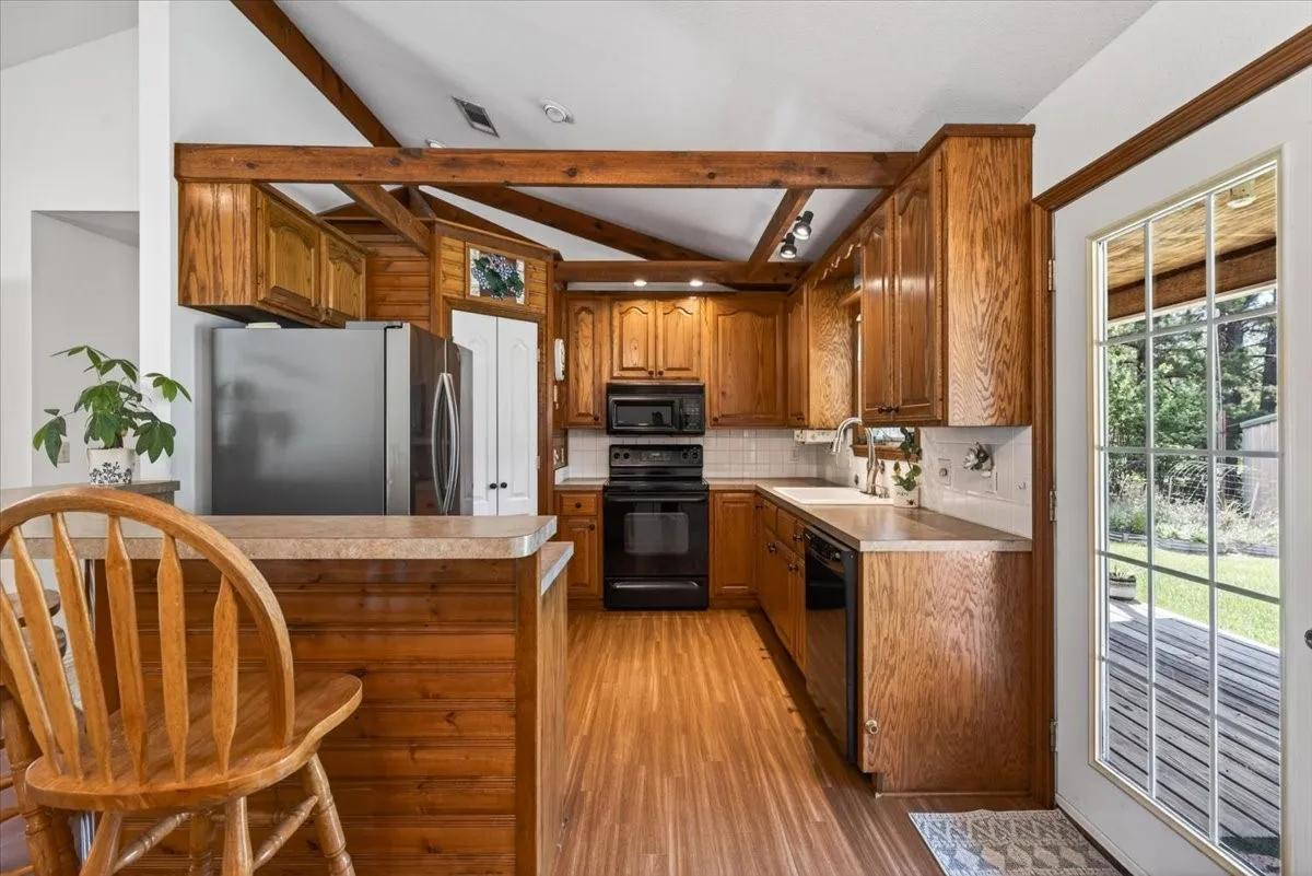 Single Family Residence For Sale in Henderson County , 13150 Jordan FM607, Brownsboro, Texas 75756, 3 Bedroom, 3 Bathroom, 2 Garage spaces, 1,670 Sqft, built in 1998, mls#21285983, Real Estate Agent in Brownsboro, Homes For Sale in Henderson county, Homes For Sale in Brownsboro, Realtor in Brownsboro Texas, Real Estate Brokerage Independent Realty Texas, Luminita Cordes Realtor
