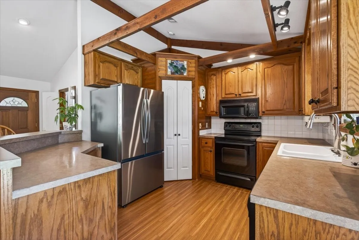Single Family Residence For Sale in Henderson County , 13150 Jordan FM607, Brownsboro, Texas 75756, 3 Bedroom, 3 Bathroom, 2 Garage spaces, 1,670 Sqft, built in 1998, mls#21285983, Real Estate Agent in Brownsboro, Homes For Sale in Henderson county, Homes For Sale in Brownsboro, Realtor in Brownsboro Texas, Real Estate Brokerage Independent Realty Texas, Luminita Cordes Realtor