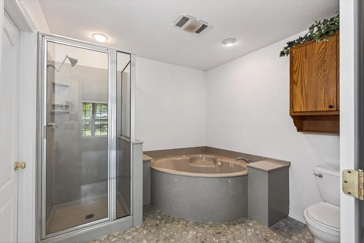 Single Family Residence For Sale in Henderson County , 13150 Jordan FM607, Brownsboro, Texas 75756, 3 Bedroom, 3 Bathroom, 2 Garage spaces, 1,670 Sqft, built in 1998, mls#21285983, Real Estate Agent in Brownsboro, Homes For Sale in Henderson county, Homes For Sale in Brownsboro, Realtor in Brownsboro Texas, Real Estate Brokerage Independent Realty Texas, Luminita Cordes Realtor