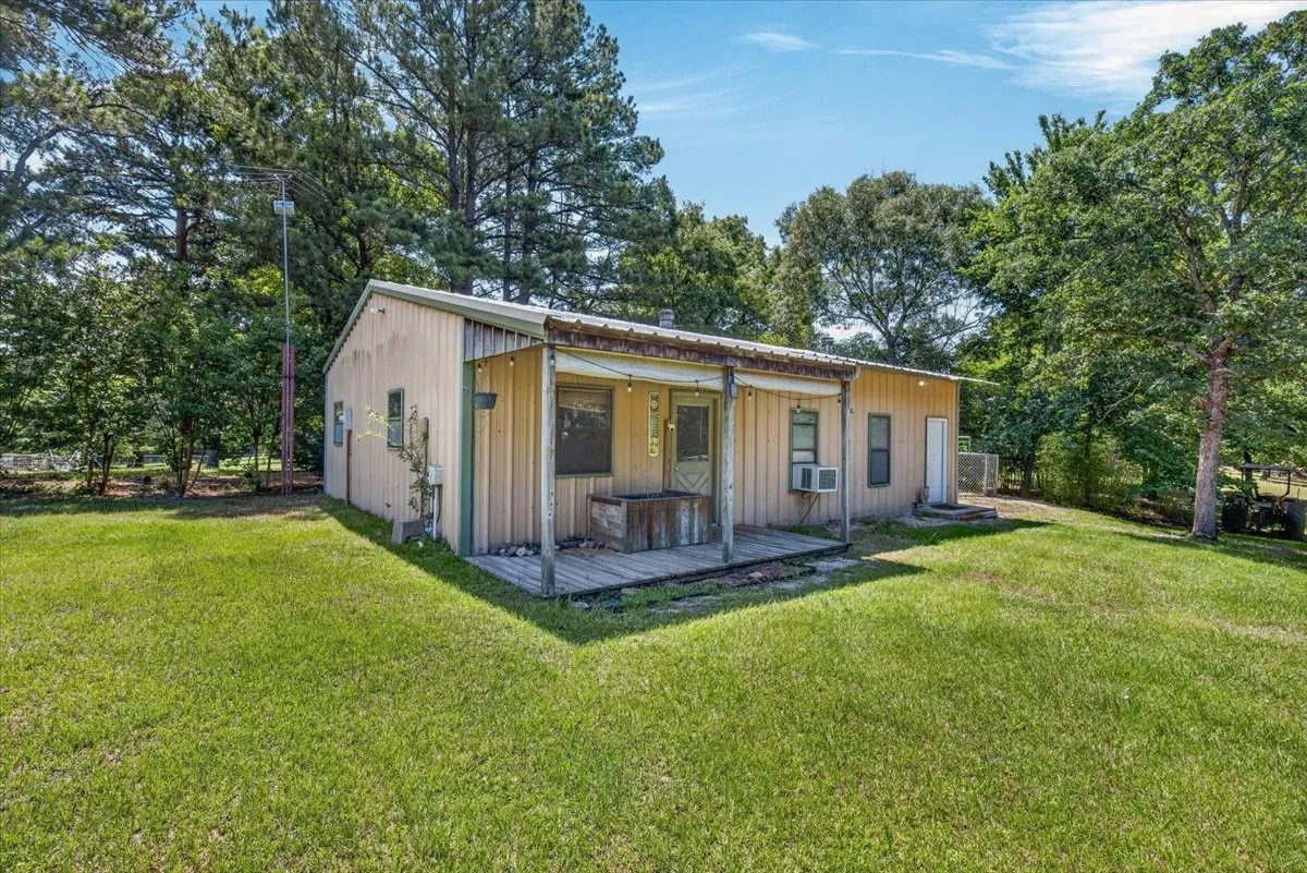Single Family Residence For Sale in Henderson County , 13150 Jordan FM607, Brownsboro, Texas 75756, 3 Bedroom, 3 Bathroom, 2 Garage spaces, 1,670 Sqft, built in 1998, mls#21285983, Real Estate Agent in Brownsboro, Homes For Sale in Henderson county, Homes For Sale in Brownsboro, Realtor in Brownsboro Texas, Real Estate Brokerage Independent Realty Texas, Luminita Cordes Realtor