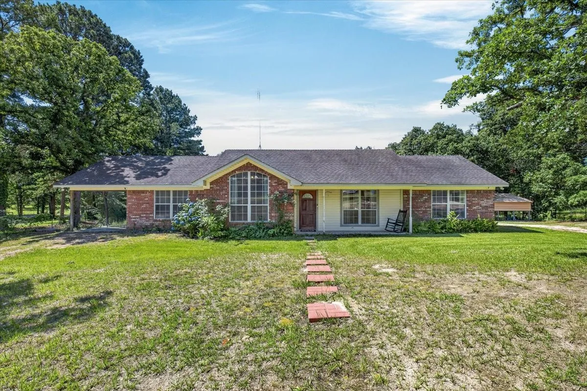 Single Family Residence For Sale in Henderson County , 13150 Jordan FM607, Brownsboro, Texas 75756, 3 Bedroom, 3 Bathroom, 2 Garage spaces, 1,670 Sqft, built in 1998, mls#21285983, Real Estate Agent in Brownsboro, Homes For Sale in Henderson county, Homes For Sale in Brownsboro, Realtor in Brownsboro Texas, Real Estate Brokerage Independent Realty Texas, Luminita Cordes Realtor