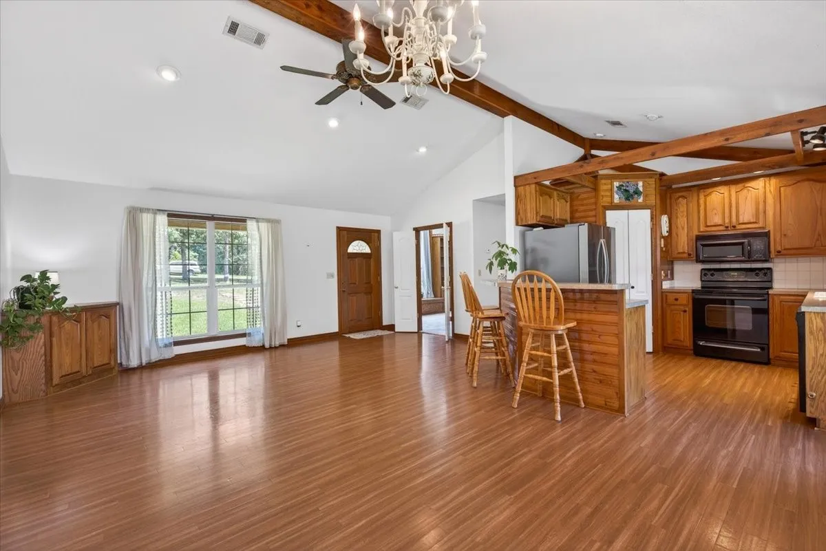 Single Family Residence For Sale in Henderson County , 13150 Jordan FM607, Brownsboro, Texas 75756, 3 Bedroom, 3 Bathroom, 2 Garage spaces, 1,670 Sqft, built in 1998, mls#21285983, Real Estate Agent in Brownsboro, Homes For Sale in Henderson county, Homes For Sale in Brownsboro, Realtor in Brownsboro Texas, Real Estate Brokerage Independent Realty Texas, Luminita Cordes Realtor