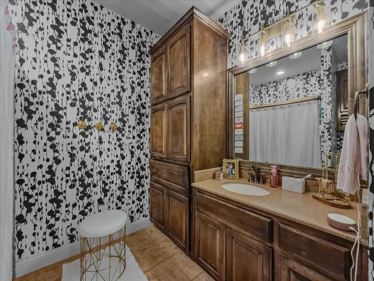 Single Family Residence For Sale in Tarrant County , 1400 Eleanor Rigby Lane, Mansfield, Texas 76063, 5 Bedroom, 4 Bathroom, 3 Garage spaces, 4,074 Sqft, built in 2008, mls#21283852, Real Estate Agent in Mansfield, Homes For Sale in Tarrant county, Homes For Sale in Mansfield, Realtor in Mansfield Texas, Real Estate Brokerage Independent Realty Texas, Luminita Cordes Realtor