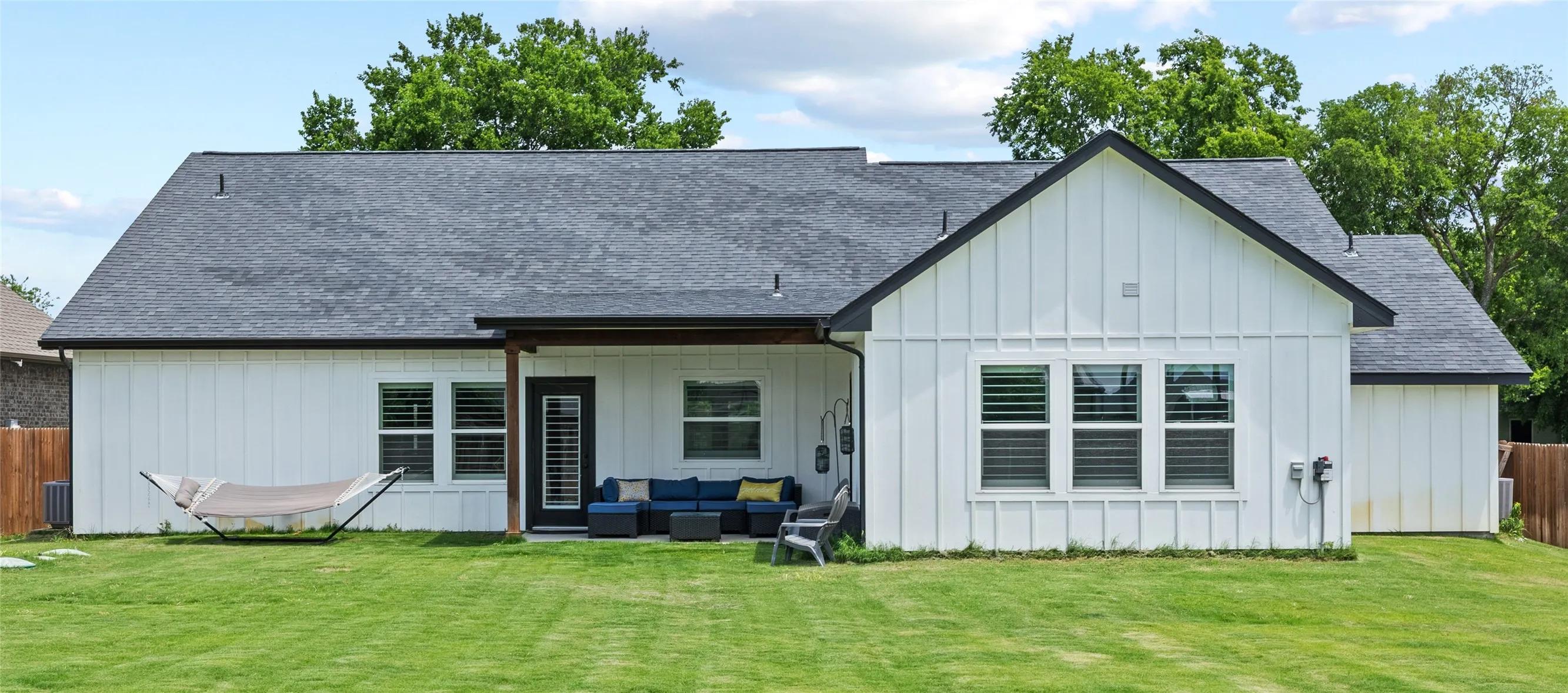 Single Family Residence For Sale in Tarrant County , 7825 Cupp Court, Fort Worth, Texas 76126, 3 Bedroom, 3 Bathroom, 2 Garage spaces, 2,433 Sqft, built in 2021, mls#21285481, Real Estate Agent in Fort Worth, Homes For Sale in Tarrant county, Homes For Sale in Fort Worth, Realtor in Fort Worth Texas, Real Estate Brokerage Independent Realty Texas, Luminita Cordes Realtor
