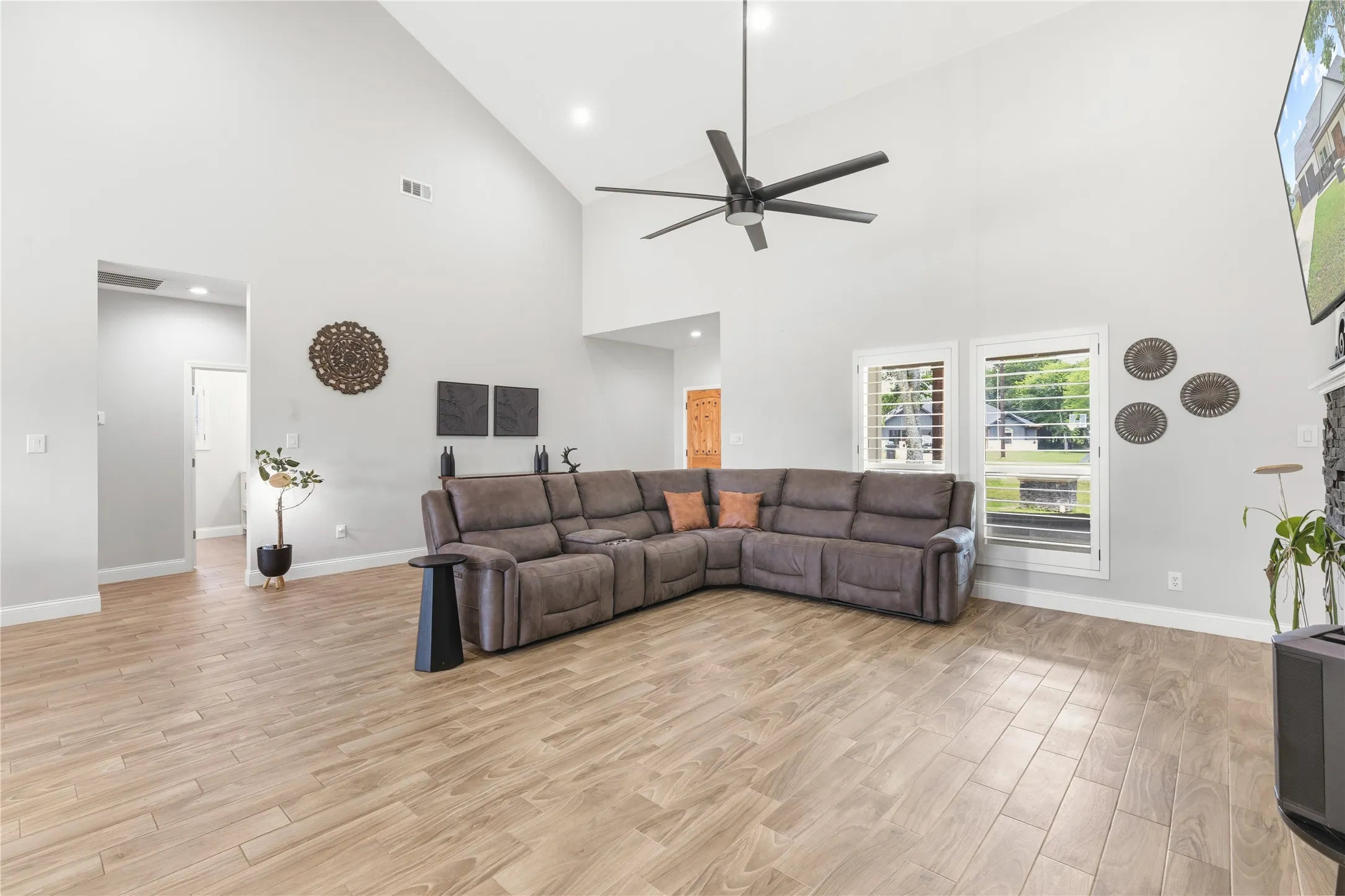 Single Family Residence For Sale in Tarrant County , 7825 Cupp Court, Fort Worth, Texas 76126, 3 Bedroom, 3 Bathroom, 2 Garage spaces, 2,433 Sqft, built in 2021, mls#21285481, Real Estate Agent in Fort Worth, Homes For Sale in Tarrant county, Homes For Sale in Fort Worth, Realtor in Fort Worth Texas, Real Estate Brokerage Independent Realty Texas, Luminita Cordes Realtor