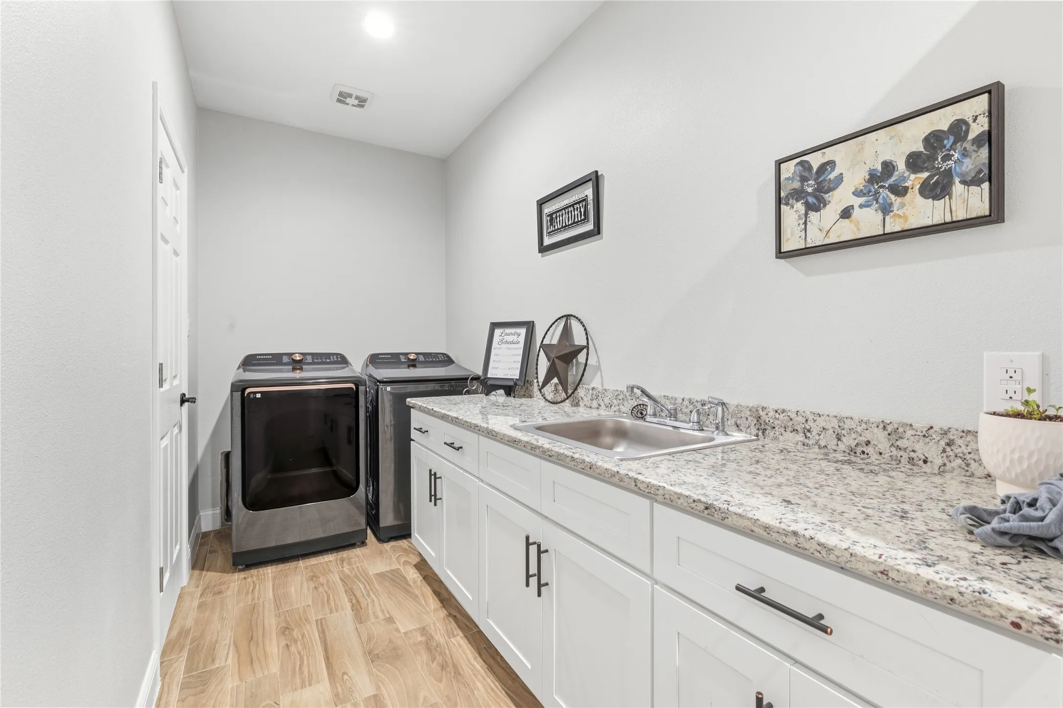 Single Family Residence For Sale in Tarrant County , 7825 Cupp Court, Fort Worth, Texas 76126, 3 Bedroom, 3 Bathroom, 2 Garage spaces, 2,433 Sqft, built in 2021, mls#21285481, Real Estate Agent in Fort Worth, Homes For Sale in Tarrant county, Homes For Sale in Fort Worth, Realtor in Fort Worth Texas, Real Estate Brokerage Independent Realty Texas, Luminita Cordes Realtor