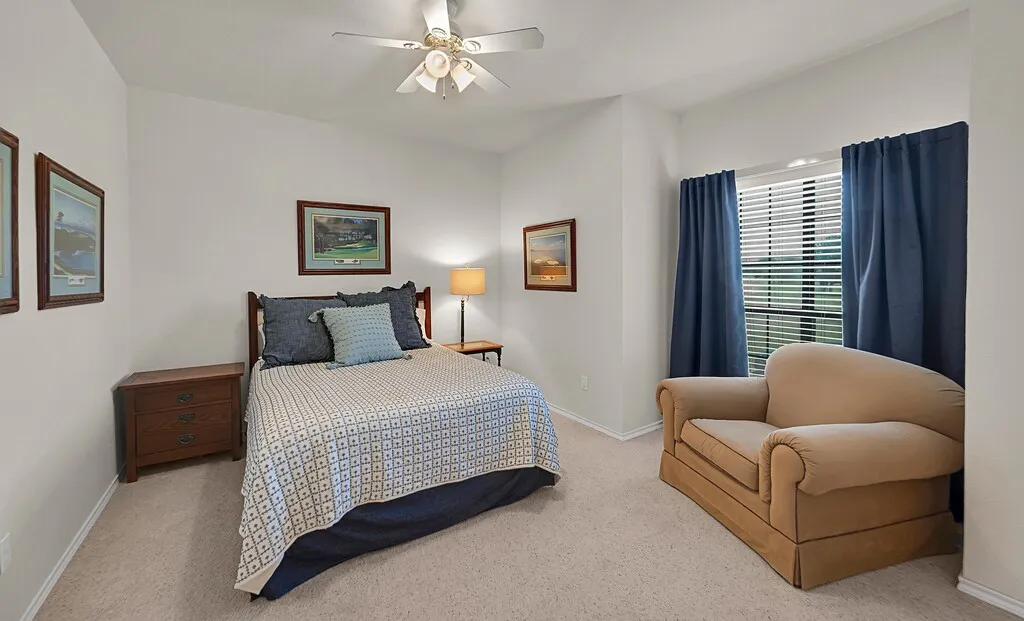 Guest bedroom.