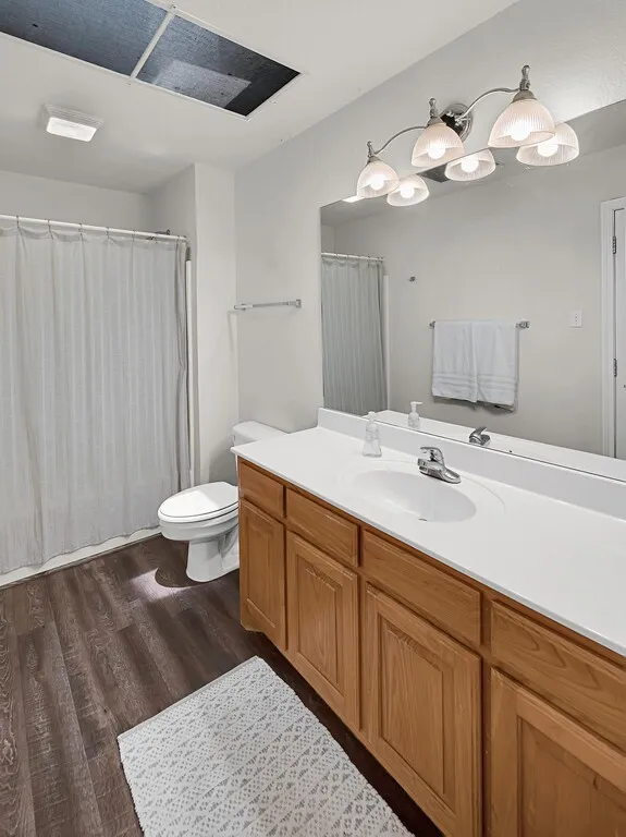 Guest bedroom upstairs with it's own ensuite.