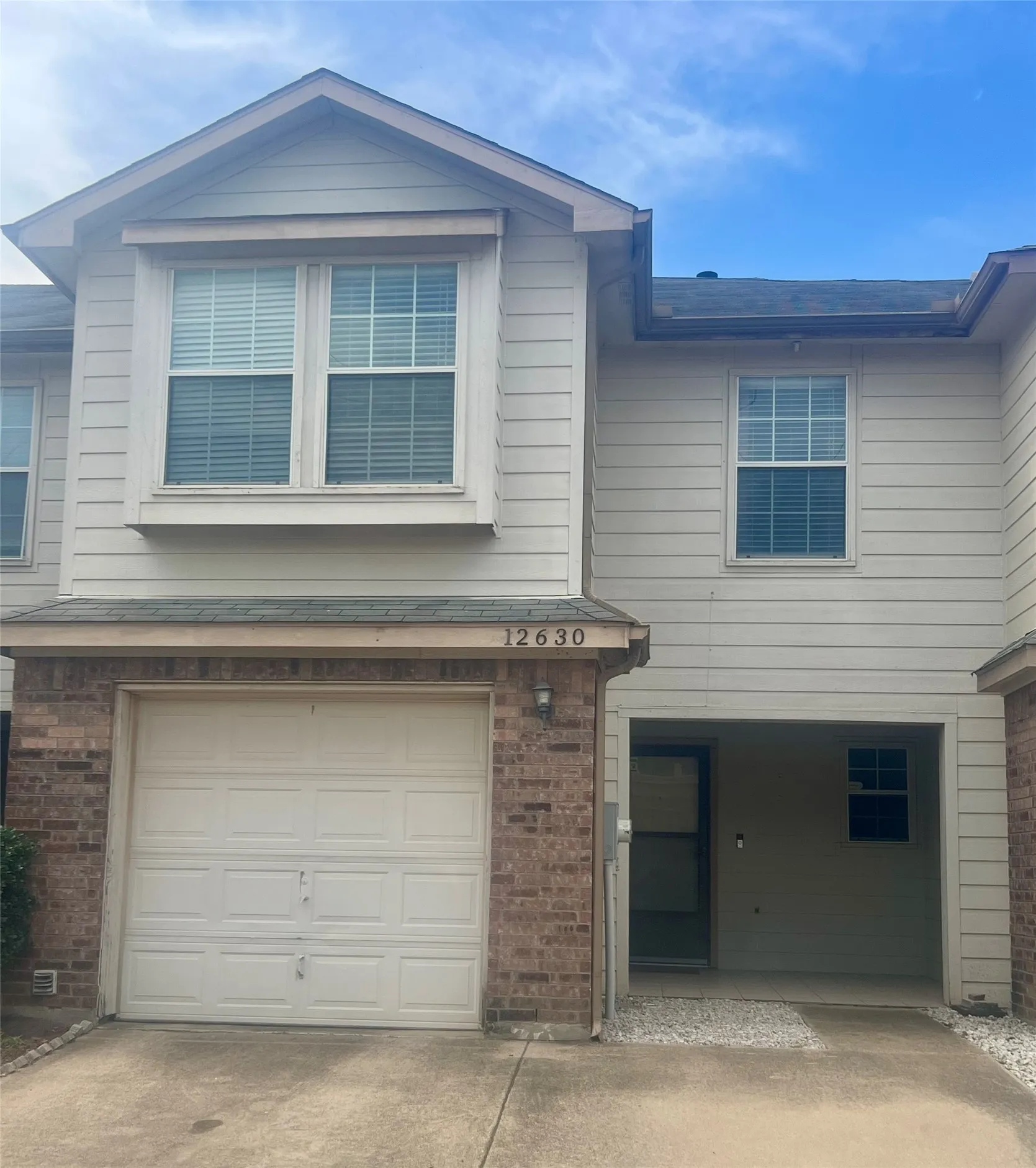 Townhouse For Sale in Tarrant County , 12630 Bay Avenue, Fort Worth, Texas 76040, 3 Bedroom, 3 Bathroom, 1 Garage spaces, 1,781 Sqft, built in 2005, mls#21280462, Real Estate Agent in Fort Worth, Homes For Sale in Tarrant county, Homes For Sale in Fort Worth, Realtor in Fort Worth Texas, Real Estate Brokerage Independent Realty Texas, Luminita Cordes Realtor
